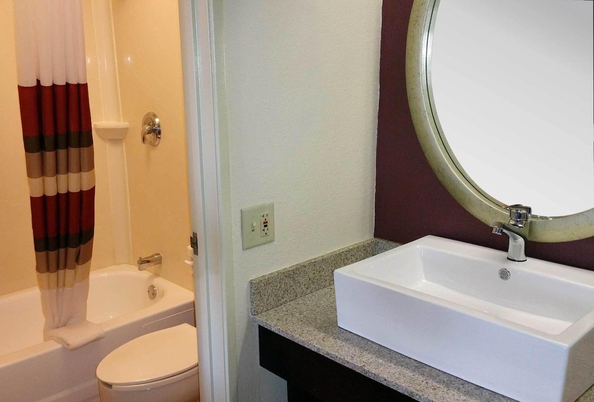 Red Roof Inn PLUS Chicago - Hoffman Estates interior in Hoffman Estates, IL — gallery photo 2