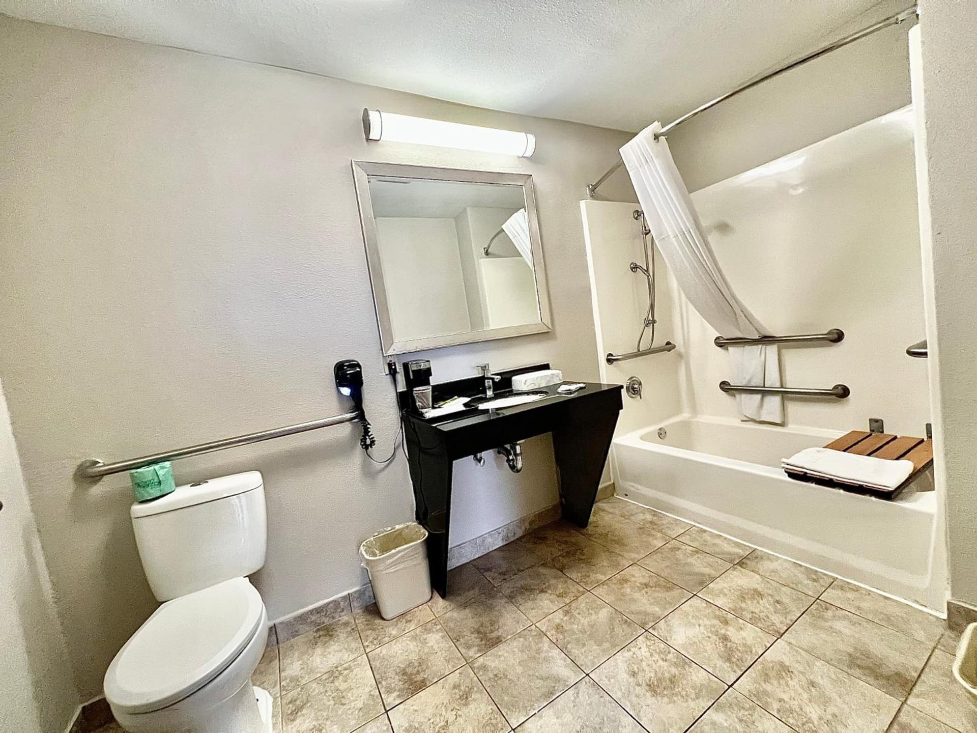 Days Inn & Suites by Wyndham Arlington Near Six Flags gallery photo in Arlington, TX — image 17