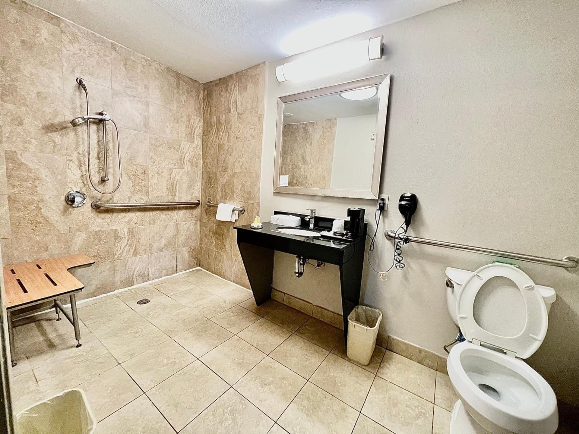 Days Inn & Suites by Wyndham Arlington Near Six Flags gallery photo in Arlington, TX — image 11