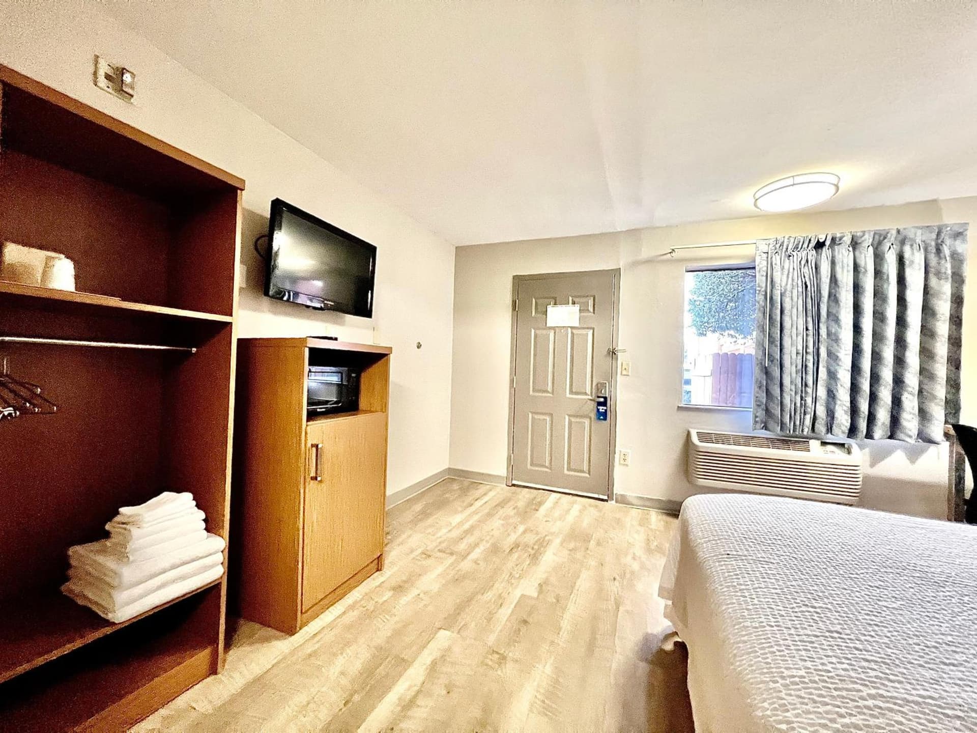 Days Inn & Suites by Wyndham Arlington Near Six Flags gallery photo in Arlington, TX — image 21