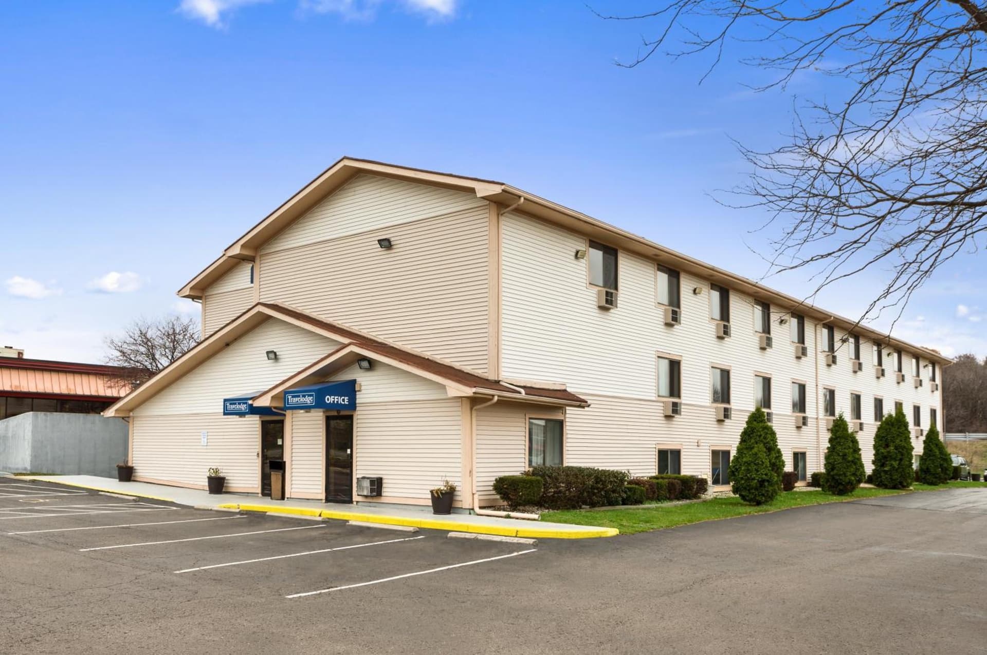 Travelodge by Wyndham Battle Creek interior in Battle Creek, MI — gallery photo 2