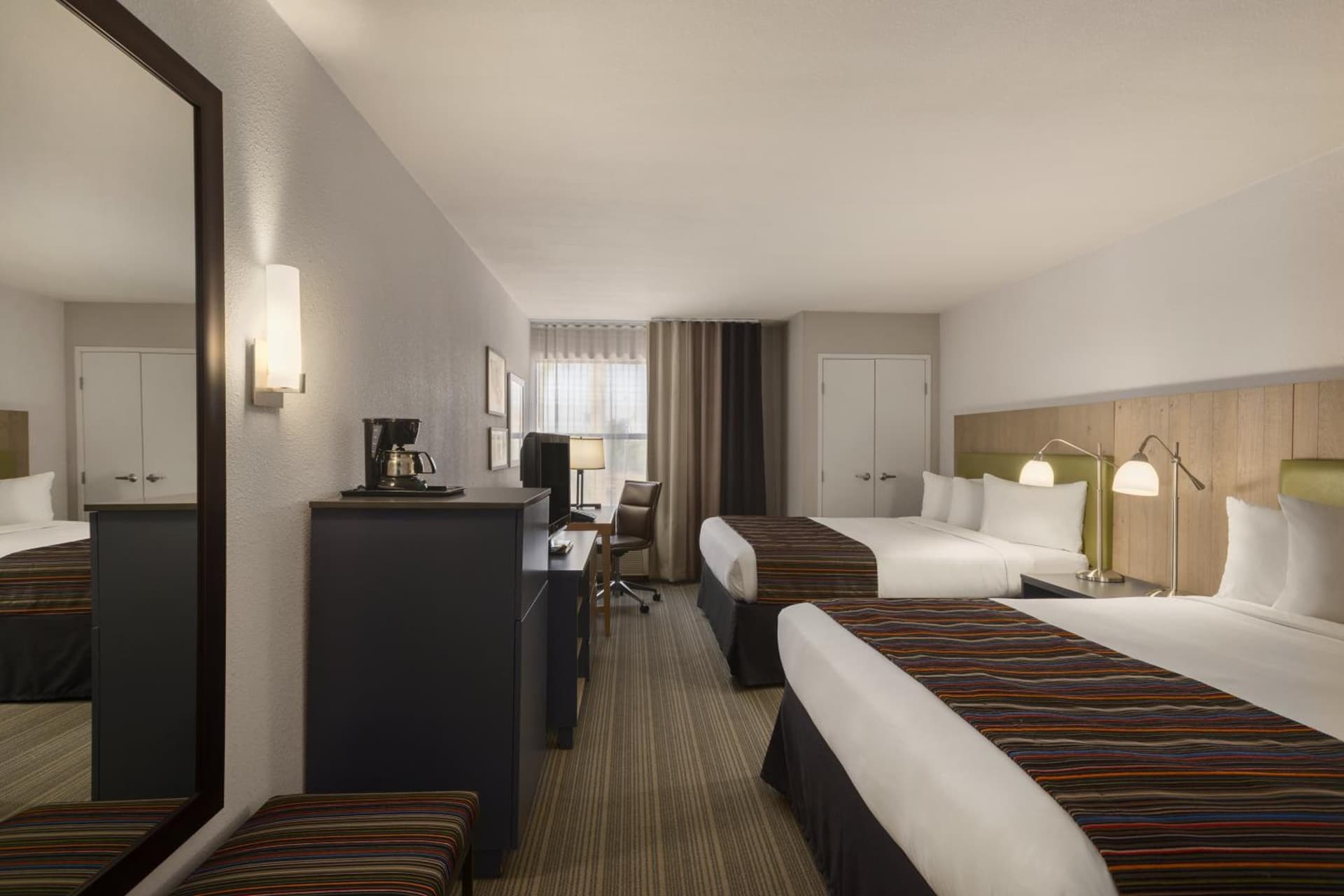 GreenTree Inn & Suites Phoenix Sky Harbor gallery photo in Phoenix, AZ — image 27