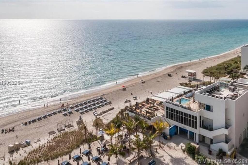 Beautiful penthouse condo with stunning views of both ocean and city property views in Hollywood, FL — gallery photo 3