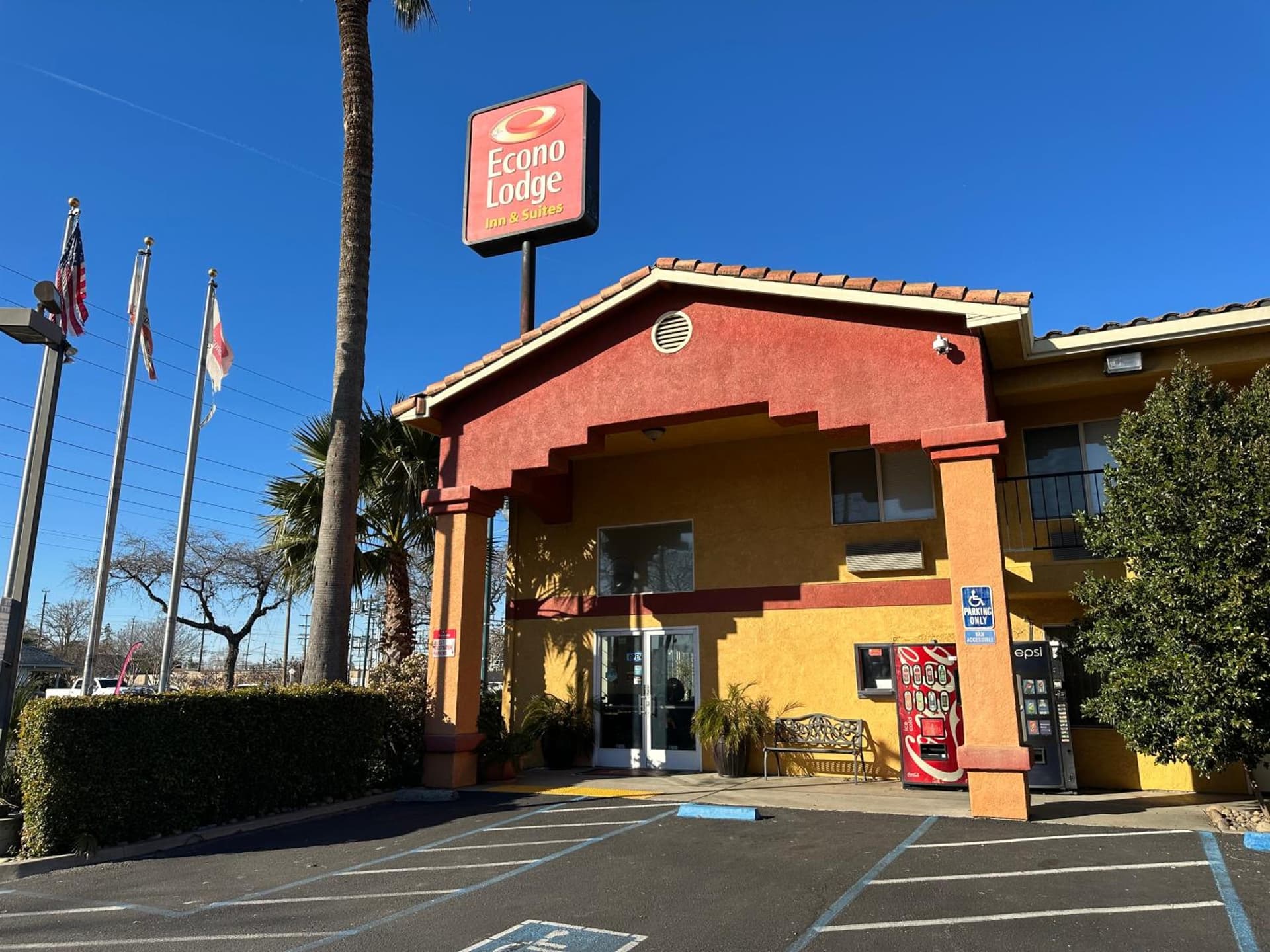 Econo Lodge Inn & Suites Lodi - Wine Country Area interior in Lodi, CA — gallery photo 2