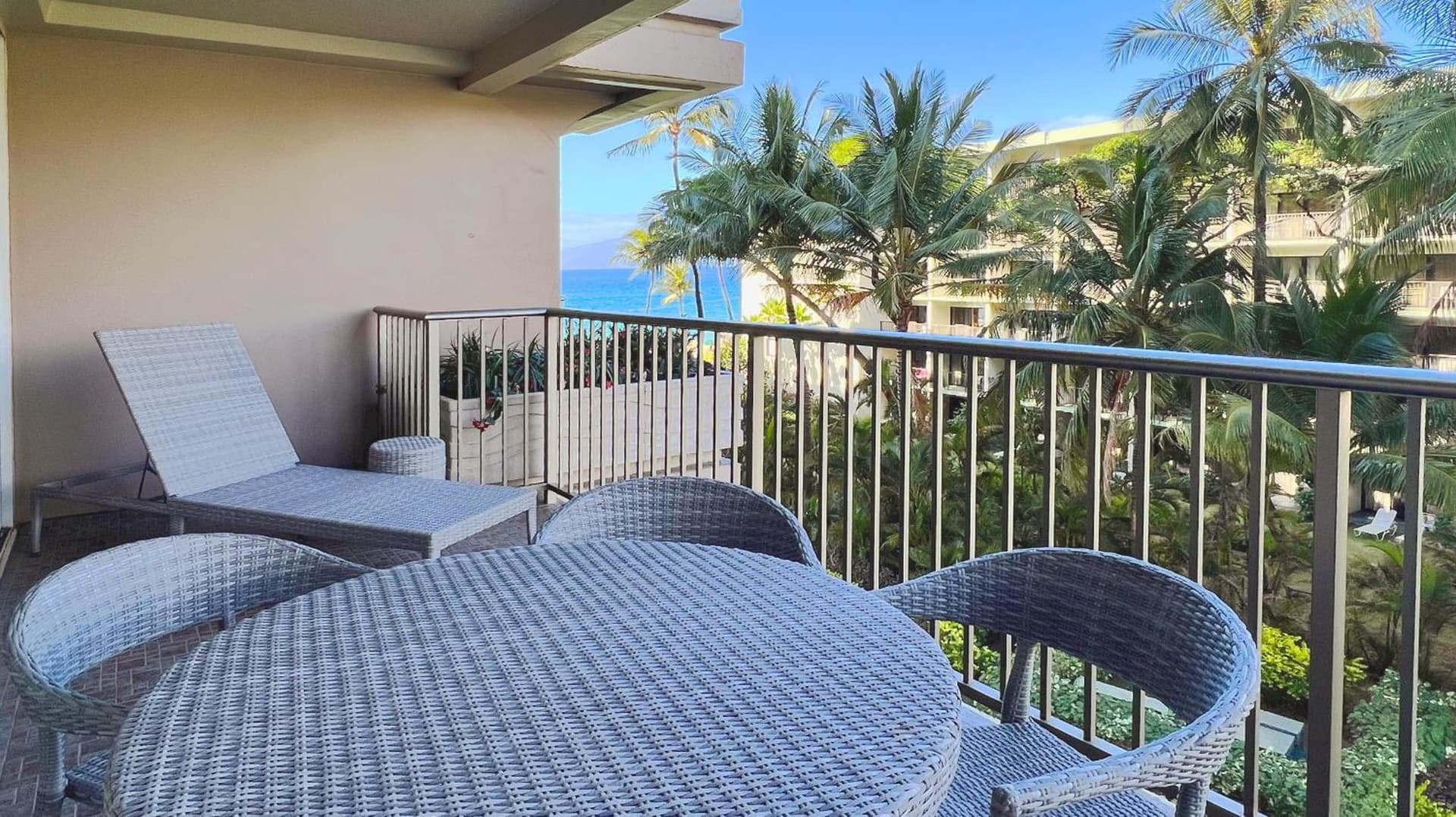 Maui Westside Presents: Whaler 420 - Best location in Kaanapali beach interior in Lahaina, HI — gallery photo 2