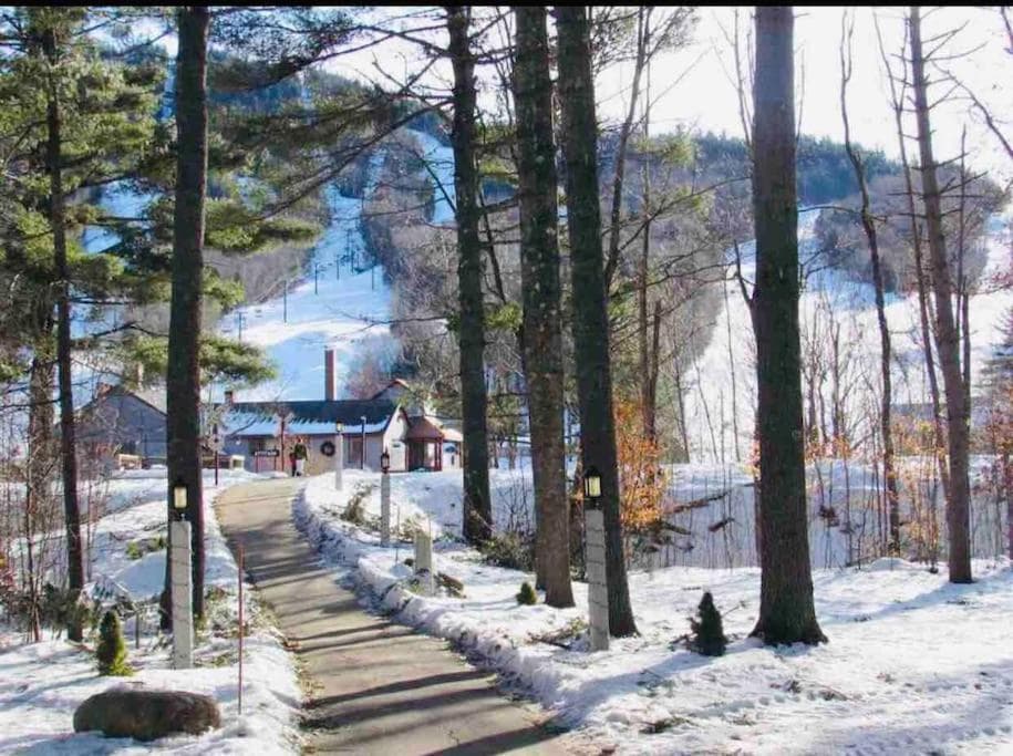 Attitash Mountain Village Studio - Slope View - Ski - Storyland featured exterior or lobby in Bartlett — similar hotel