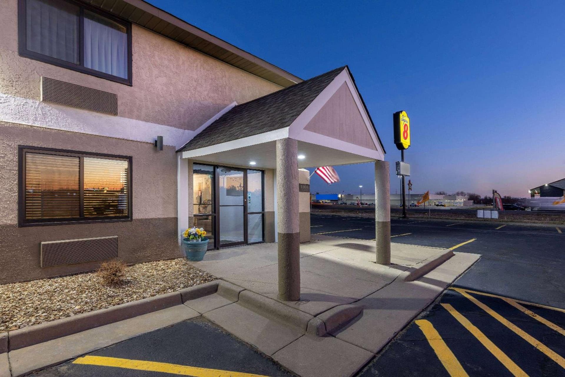 Super 8 by Wyndham Pratt property views in Pratt, KS — gallery photo 3