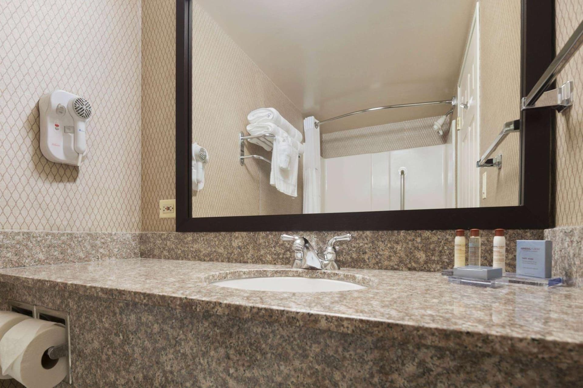 Wingate by Wyndham Chicago Schaumburg gallery photo in Schaumburg, IL — image 13