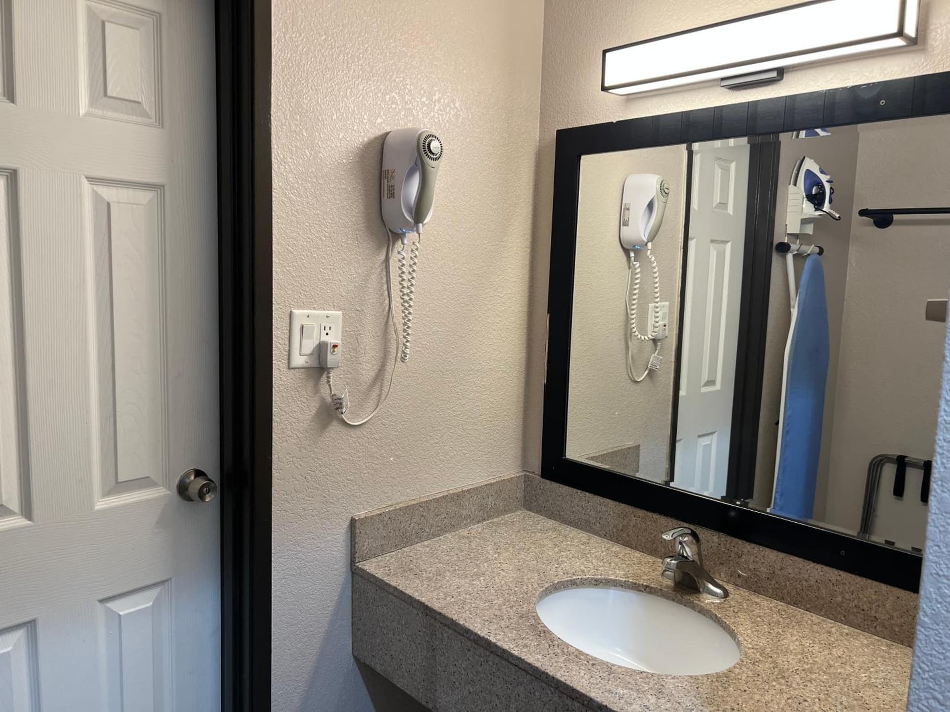 Super 8 by Wyndham Mesa Downtown Near Convention Center gallery photo in Mesa, AZ — image 13