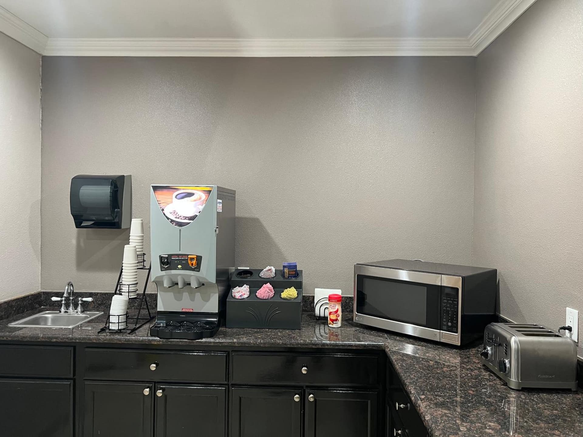Super 8 by Wyndham Mesa Downtown Near Convention Center gallery photo in Mesa, AZ — image 4