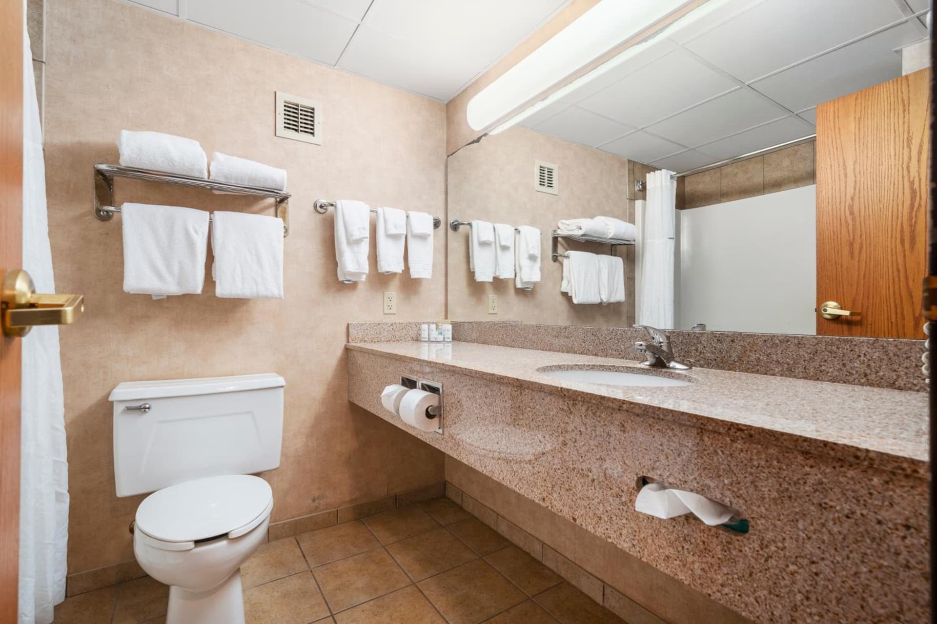 Ramada by Wyndham Sioux Falls Airport - Waterpark Resort & Event Center gallery photo in Sioux Falls, SD — image 101