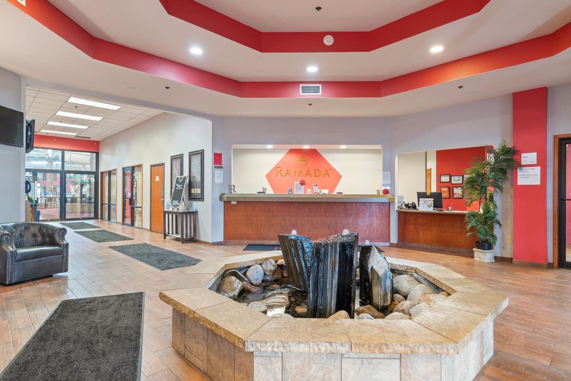 Ramada by Wyndham Sioux Falls Airport - Waterpark Resort & Event Center gallery photo in Sioux Falls, SD — image 128