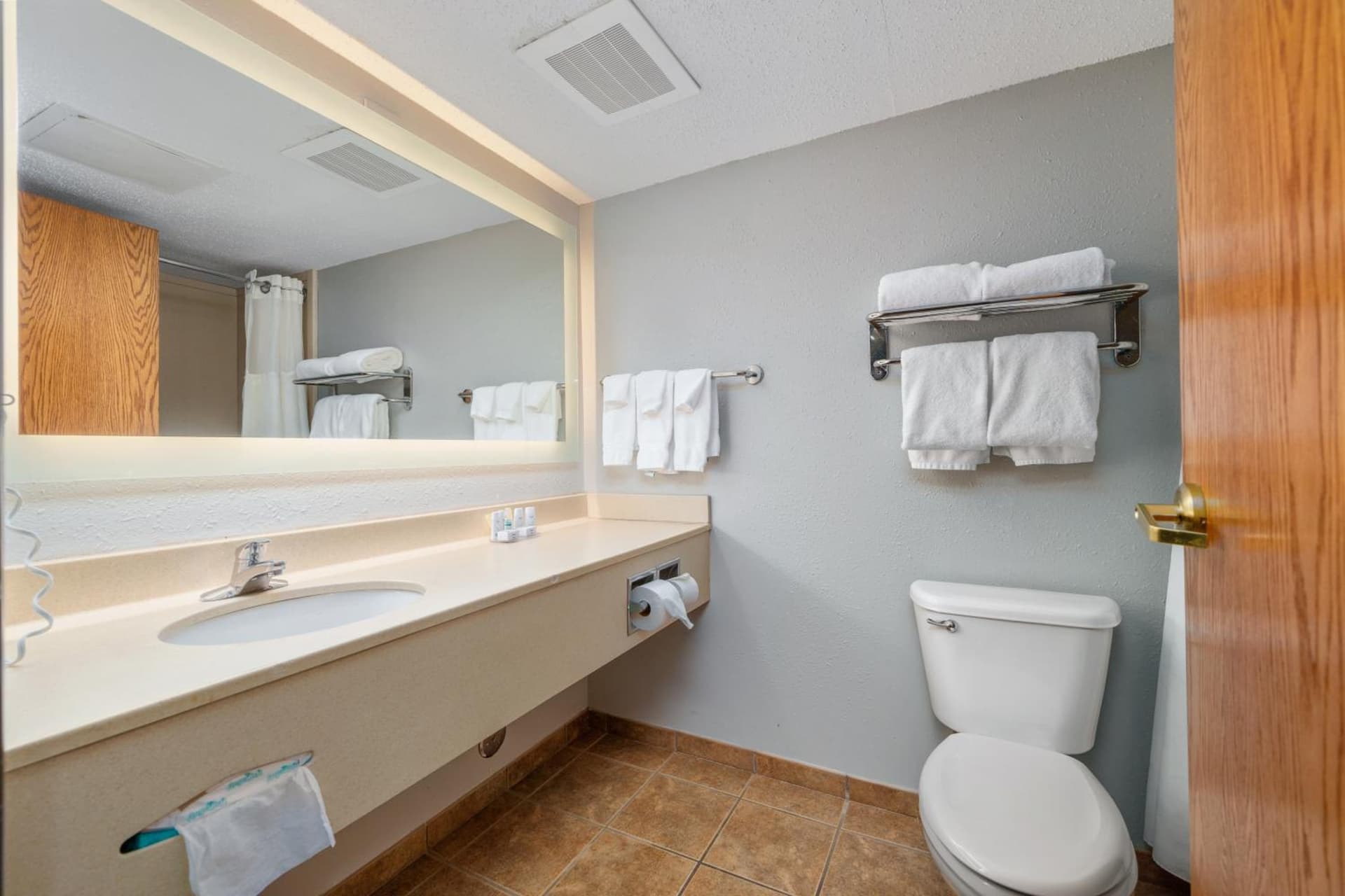Ramada by Wyndham Sioux Falls Airport - Waterpark Resort & Event Center gallery photo in Sioux Falls, SD — image 36