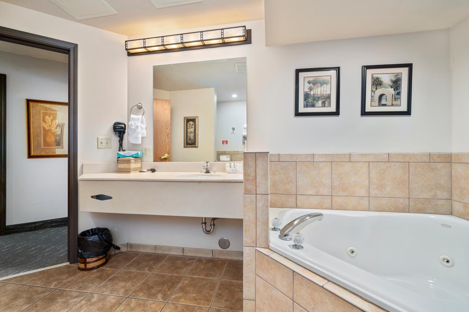 Ramada by Wyndham Sioux Falls Airport - Waterpark Resort & Event Center gallery photo in Sioux Falls, SD — image 132
