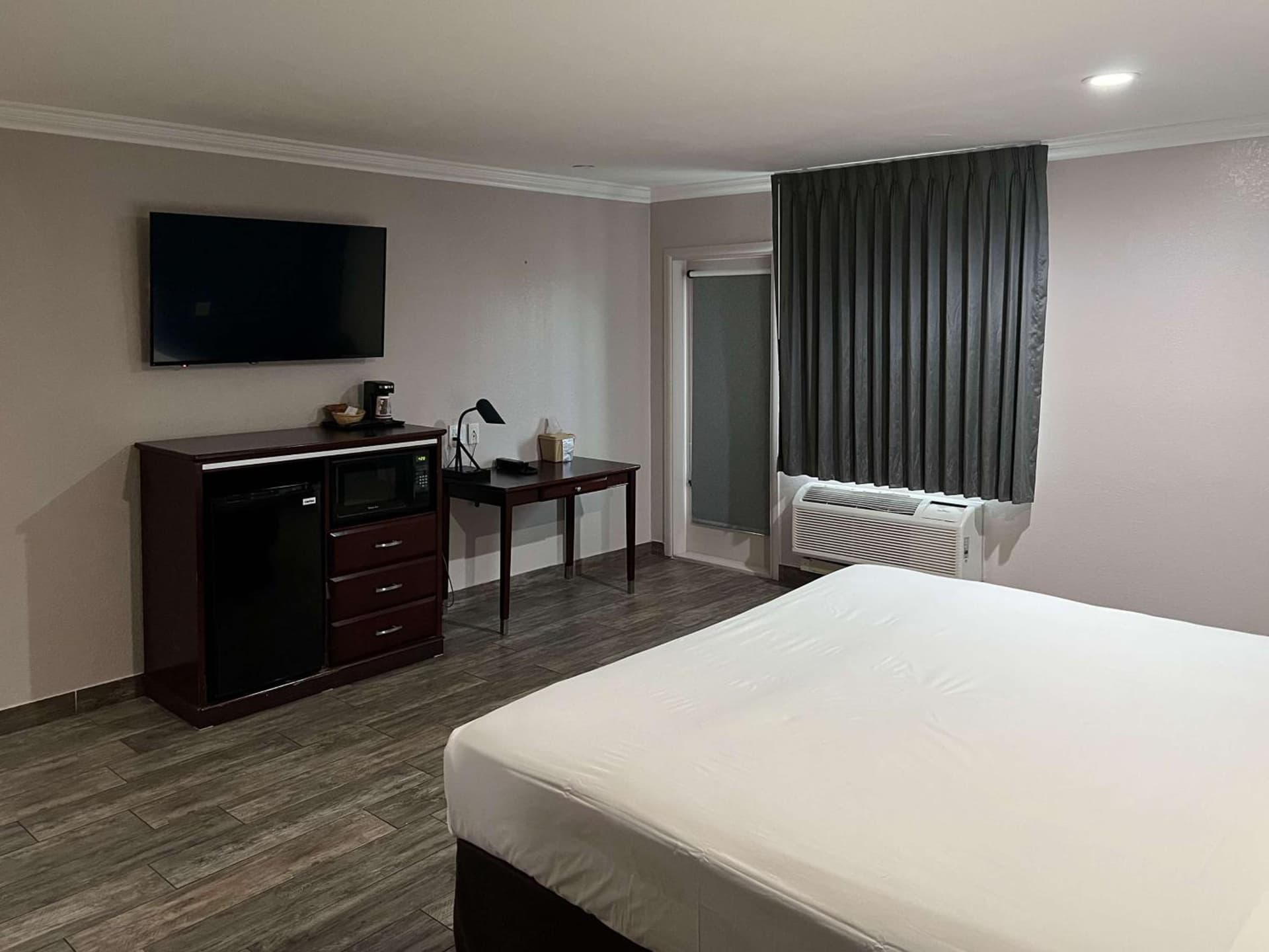 Super 8 by Wyndham Mesa Downtown Near Convention Center gallery photo in Mesa, AZ — image 5