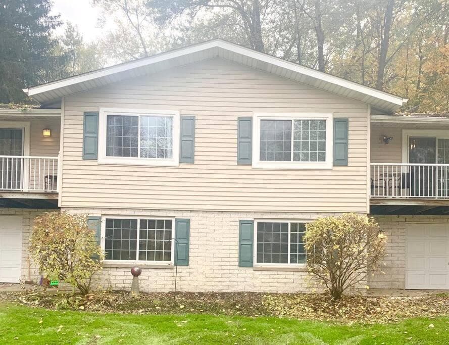 The House Hotels - 4 Beds, huge yard, secluded, and central! — hotel in Akron, Ohio