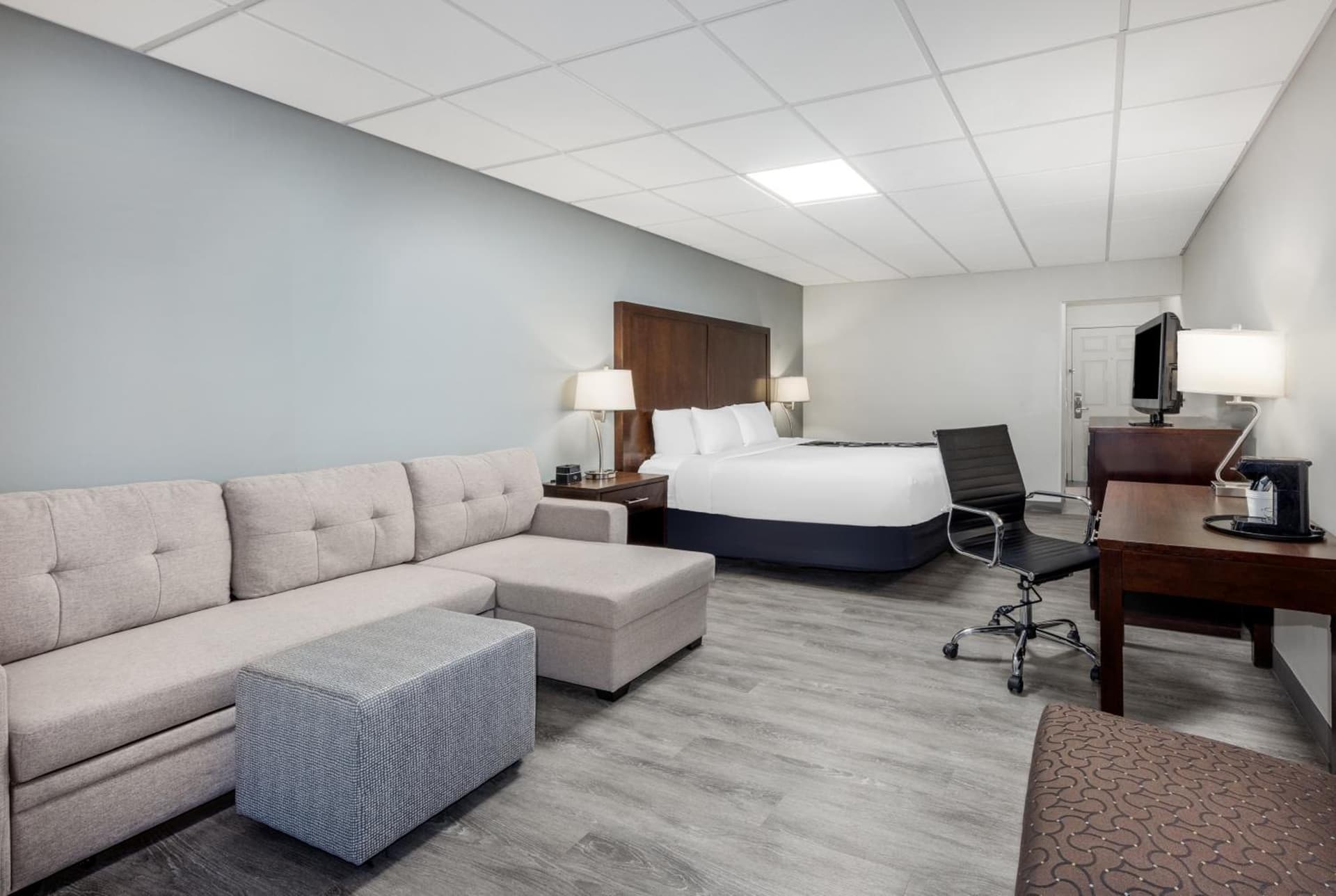 La Quinta Inn by Wyndham Lynnwood interior in Lynnwood, WA — gallery photo 2