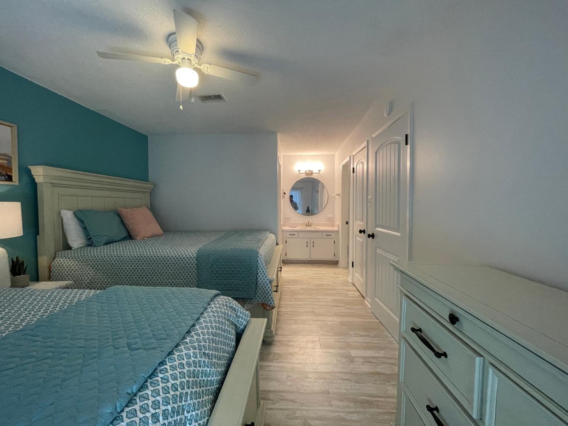 Ocean Breeze - Beautiful Condo & Pet Friendly interior in Gulf Shores, AL — gallery photo 2