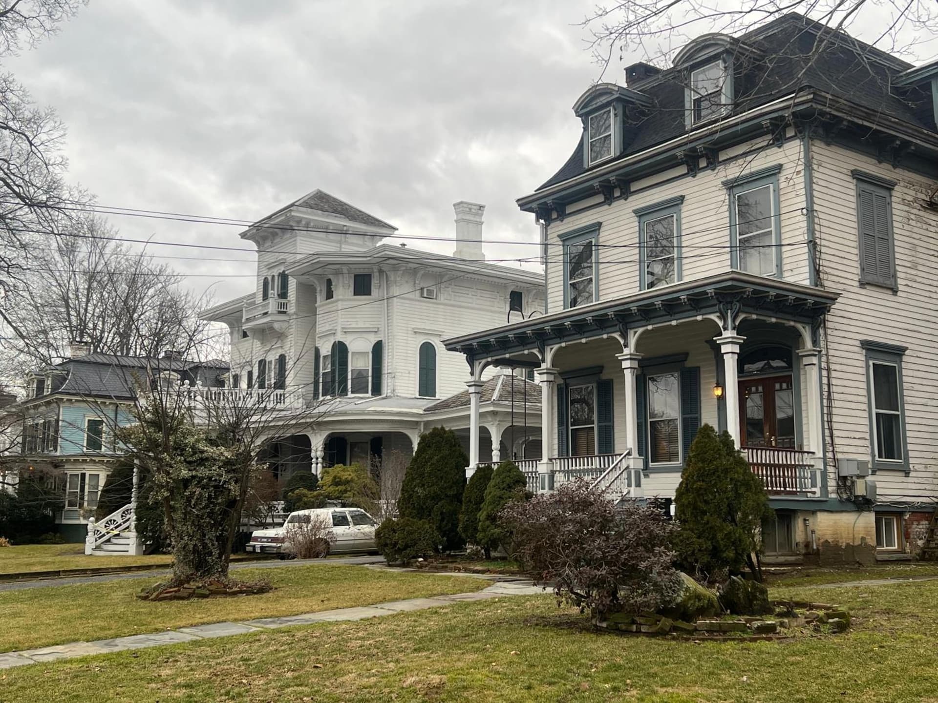 1 Br Private Victorian Apt in convenient City location on half acre sleeps 4 — hotel in Poughkeepsie, New York