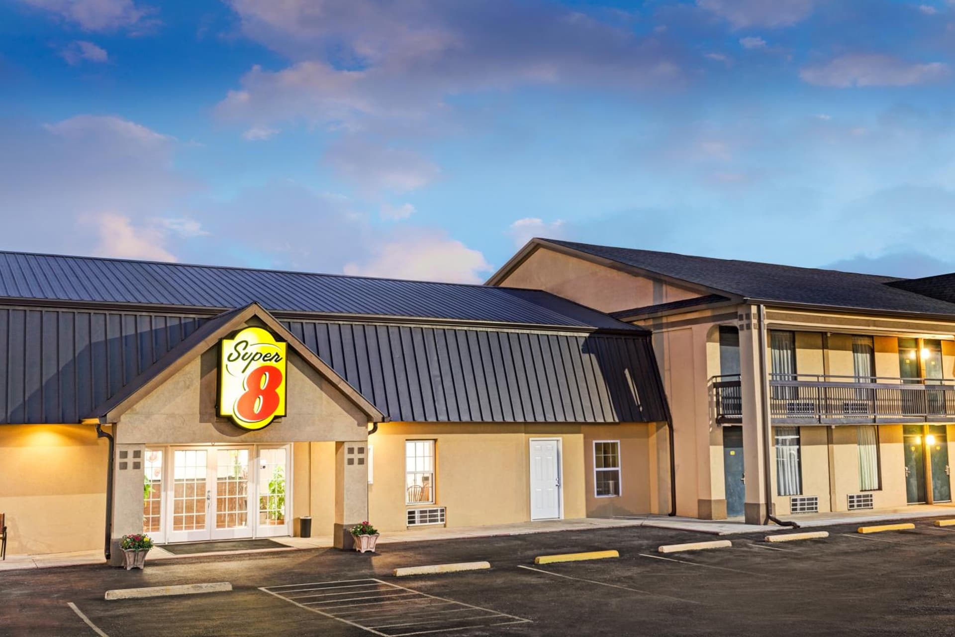 Super Inn & Suites Carrollton featured exterior or lobby in Carrollton, GA — similar hotel