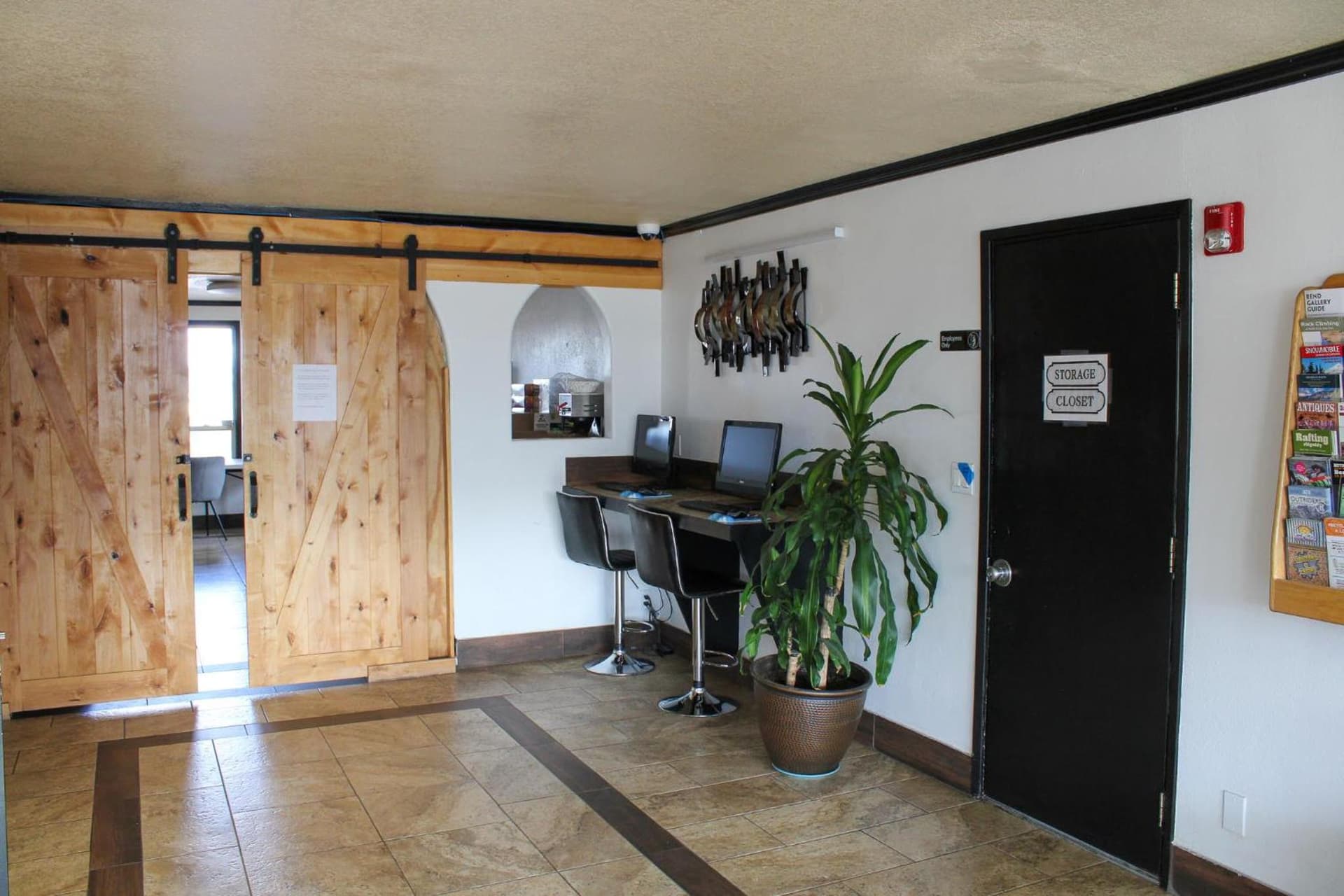 Days Inn by Wyndham Bend interior in Bend, OR — gallery photo 2