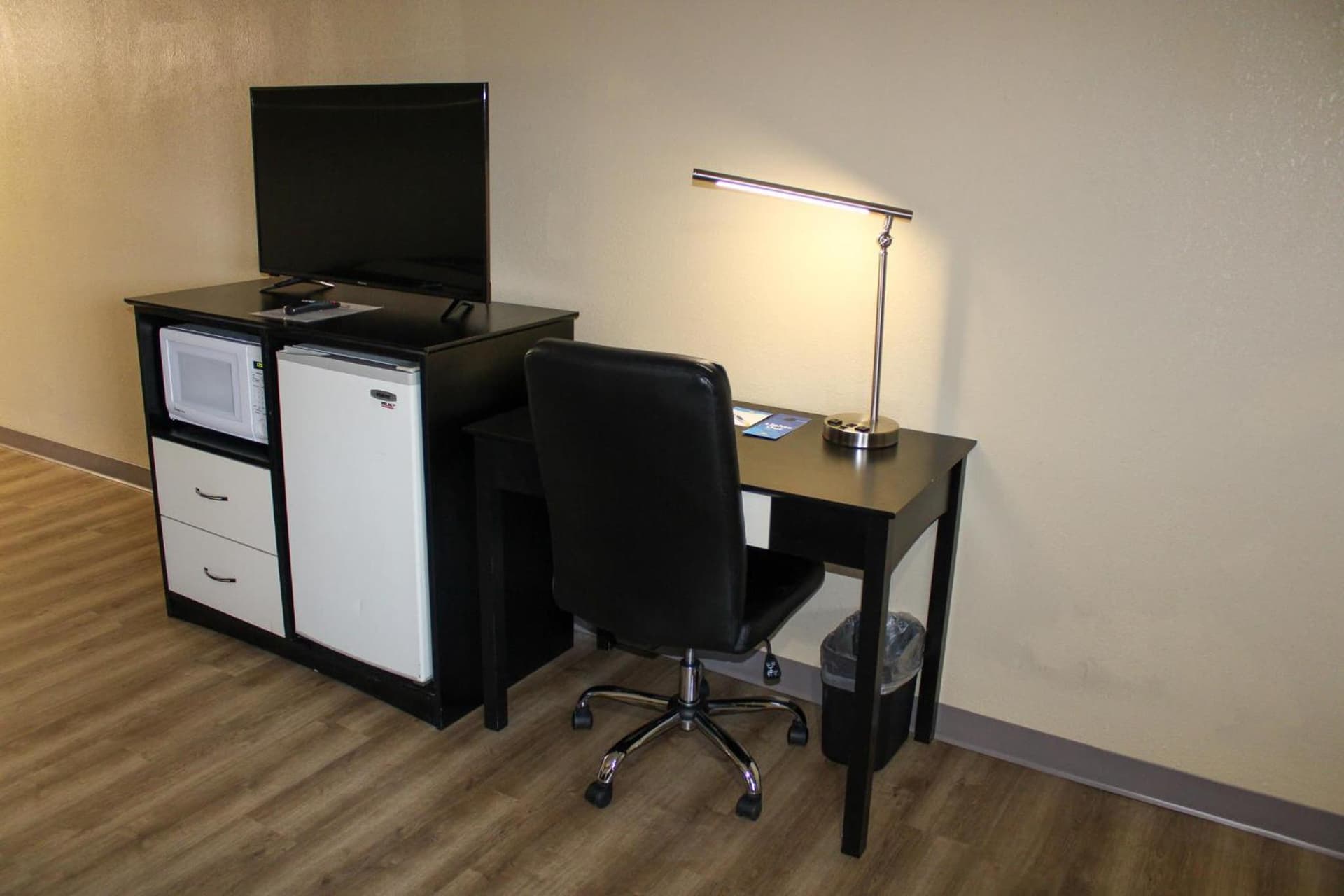 Days Inn by Wyndham Bend property views in Bend, OR — gallery photo 3