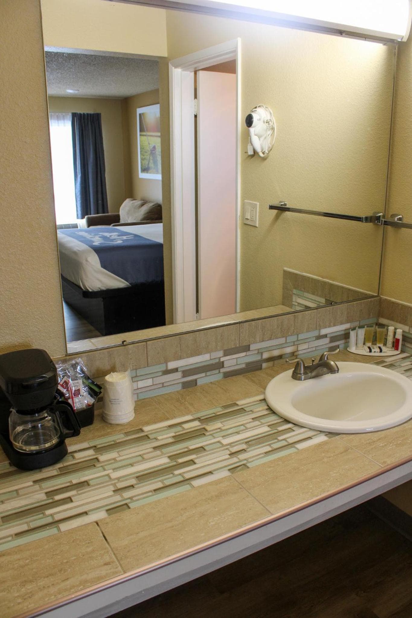 Days Inn by Wyndham Bend gallery photo in Bend, OR — image 33