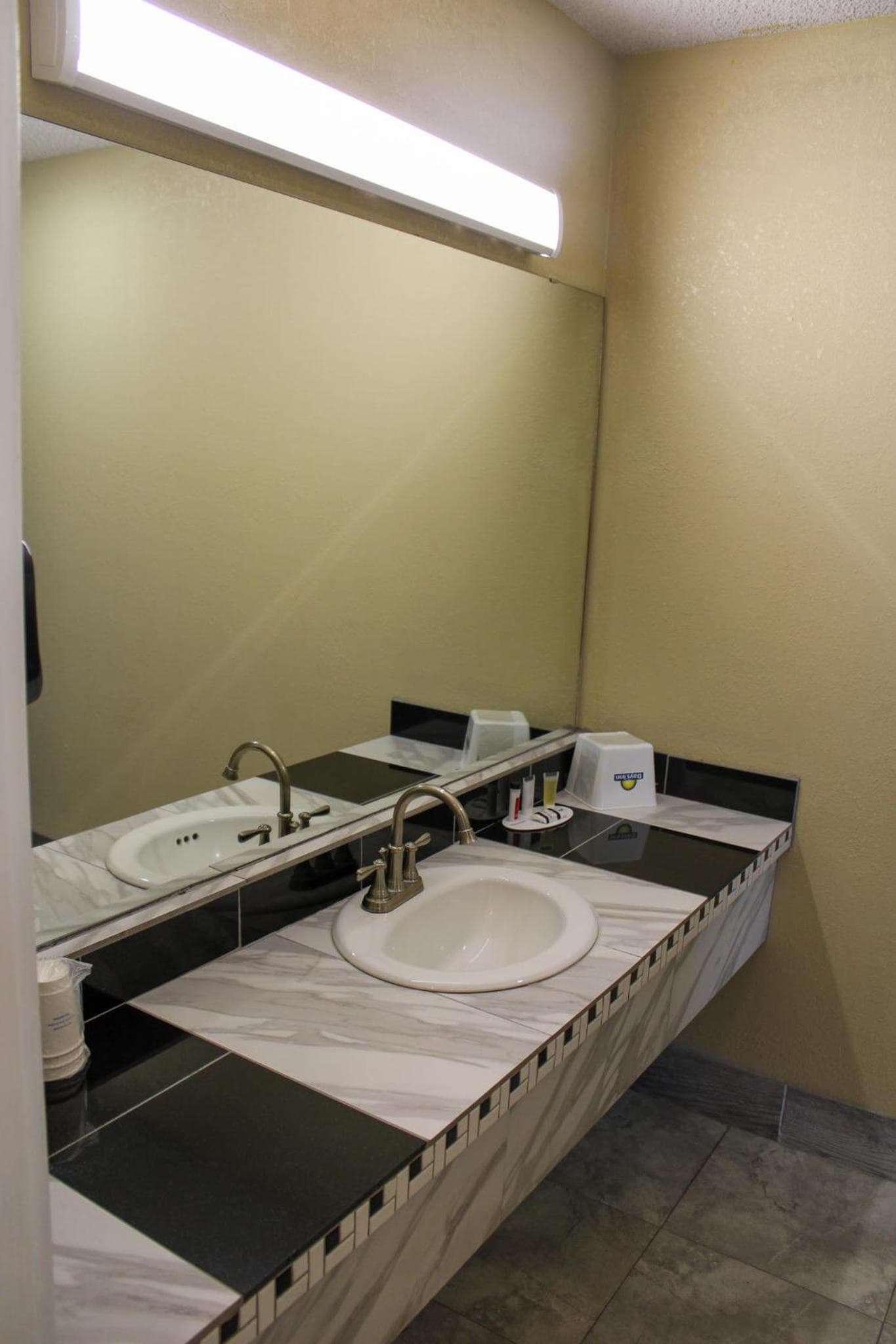 Days Inn by Wyndham Bend interior in Bend, OR — gallery photo 2