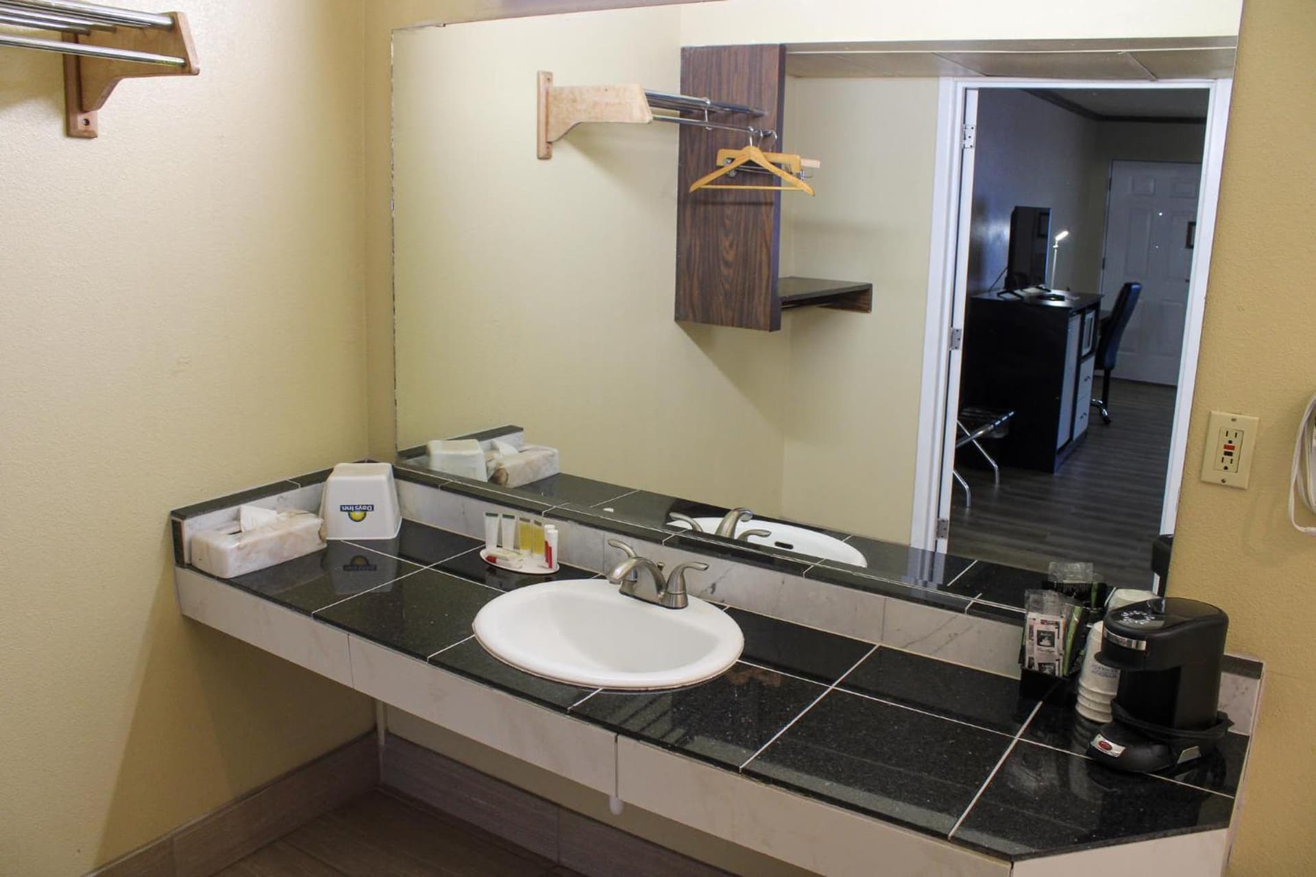 Days Inn by Wyndham Bend gallery photo in Bend, OR — image 38