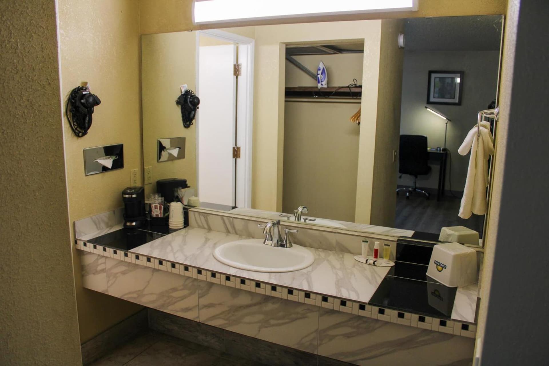 Days Inn by Wyndham Bend gallery photo in Bend, OR — image 20