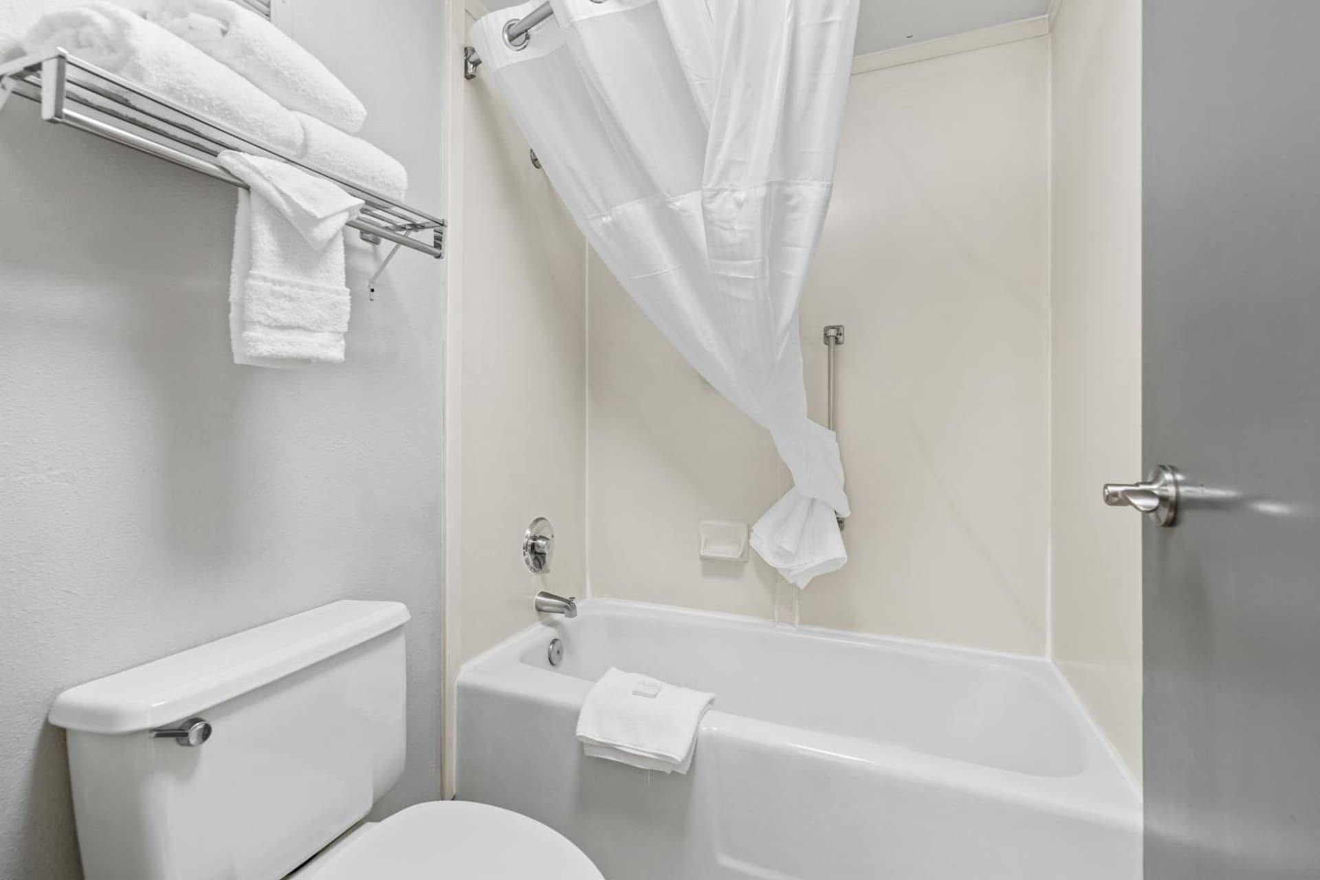 Red Lion Inn & Suites Deschutes River - Bend gallery photo in Bend, OR — image 27