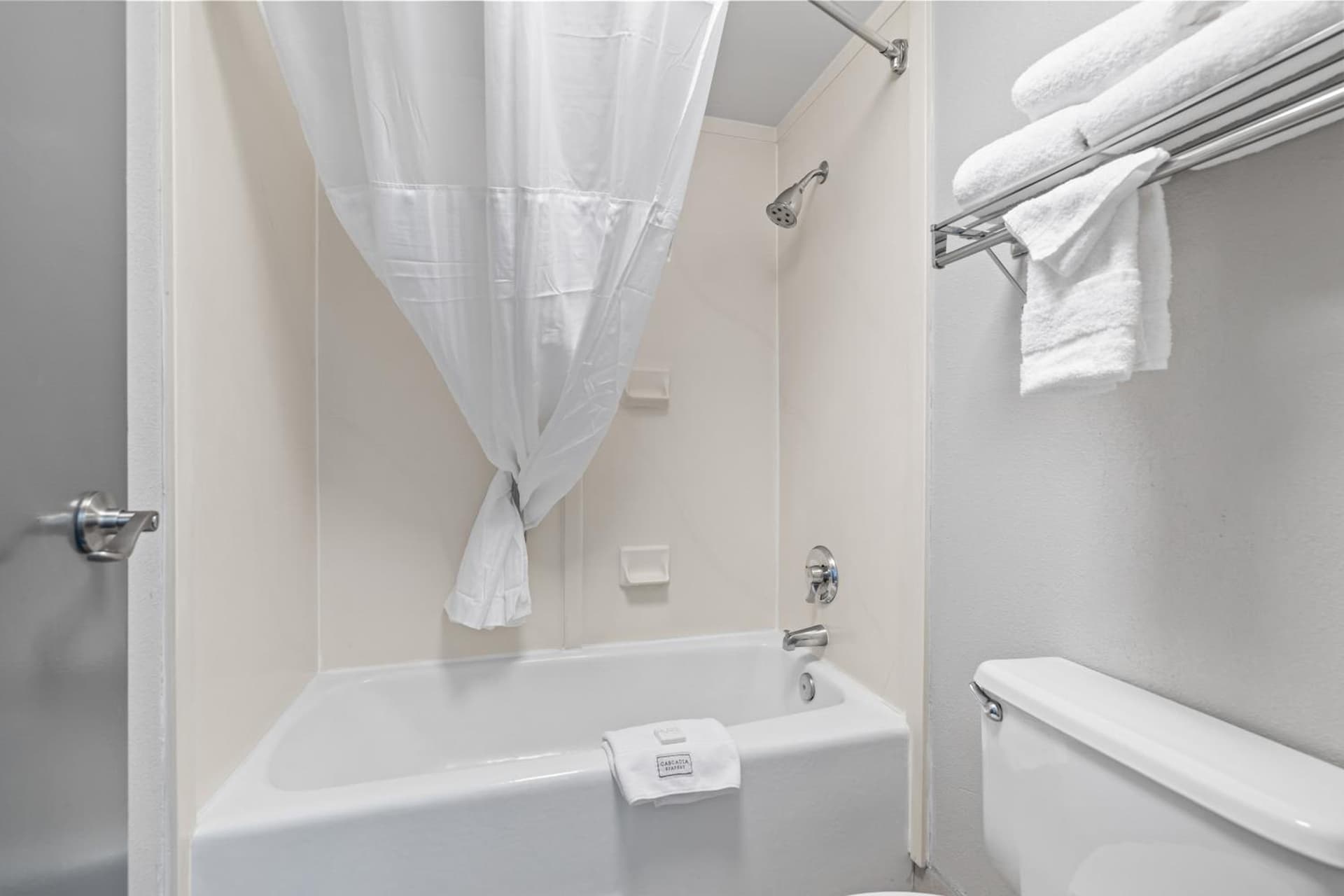 Red Lion Inn & Suites Deschutes River - Bend gallery photo in Bend, OR — image 39