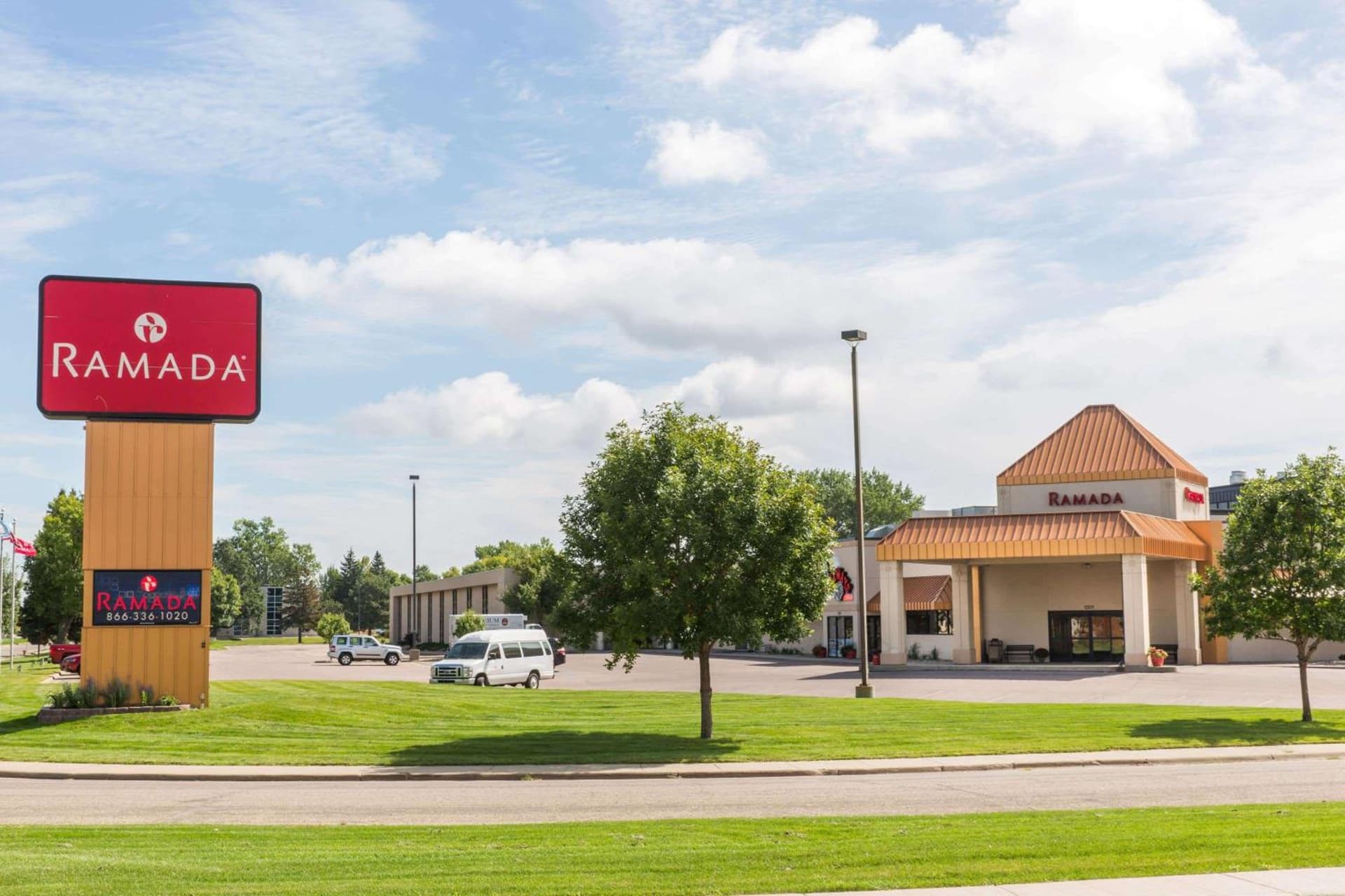 Ramada by Wyndham Sioux Falls Airport - Waterpark Resort & Event Center gallery photo in Sioux Falls, SD — image 65