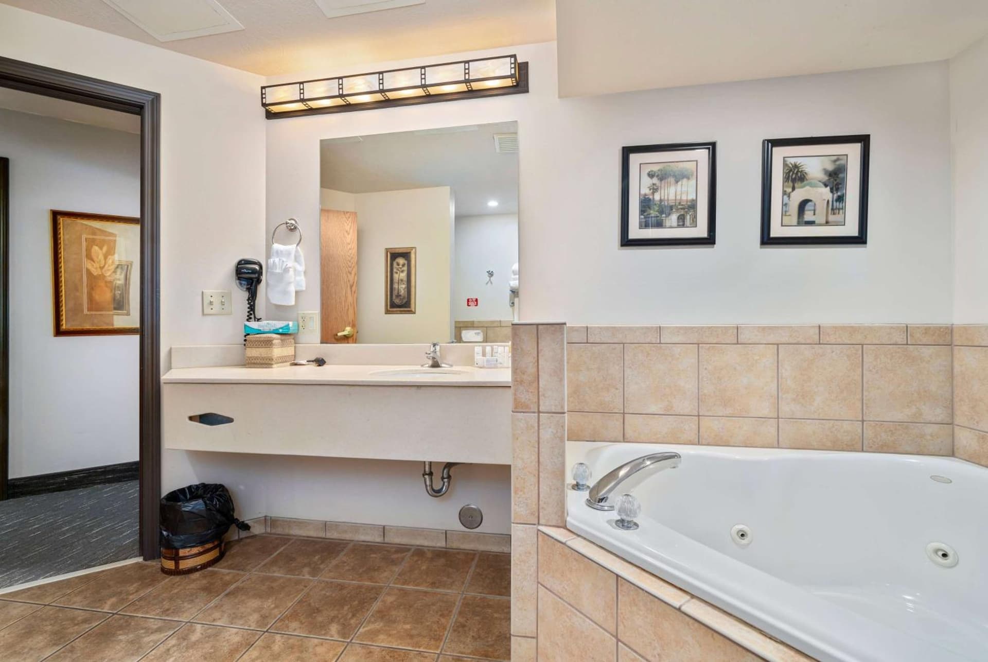 Ramada by Wyndham Sioux Falls Airport - Waterpark Resort & Event Center gallery photo in Sioux Falls, SD — image 122