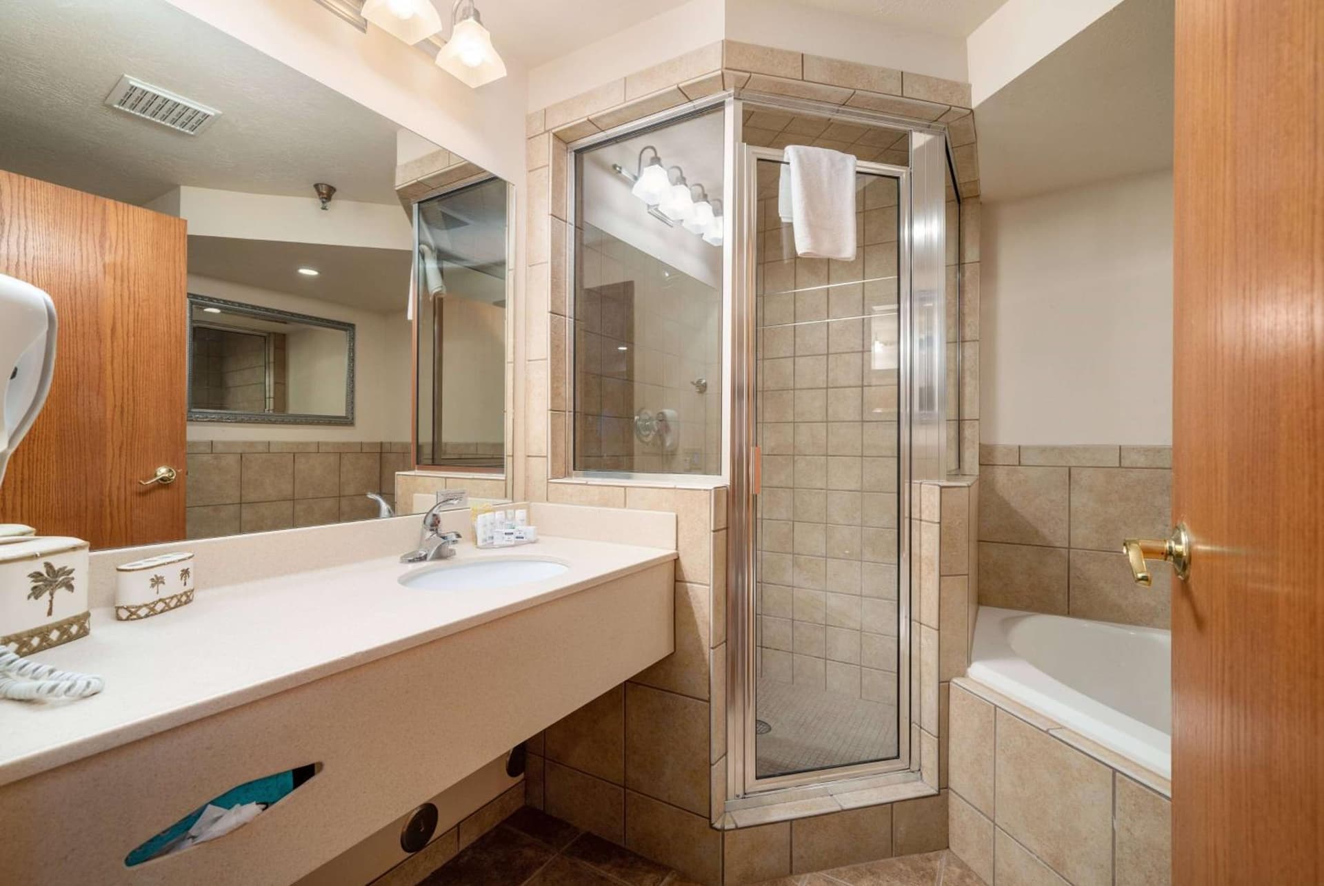 Ramada by Wyndham Sioux Falls Airport - Waterpark Resort & Event Center gallery photo in Sioux Falls, SD — image 25