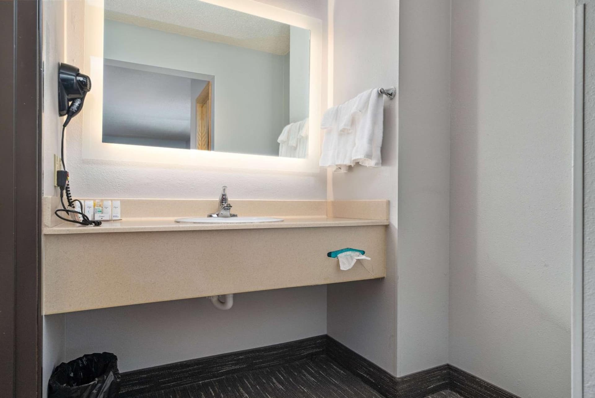 Ramada by Wyndham Sioux Falls Airport - Waterpark Resort & Event Center gallery photo in Sioux Falls, SD — image 28