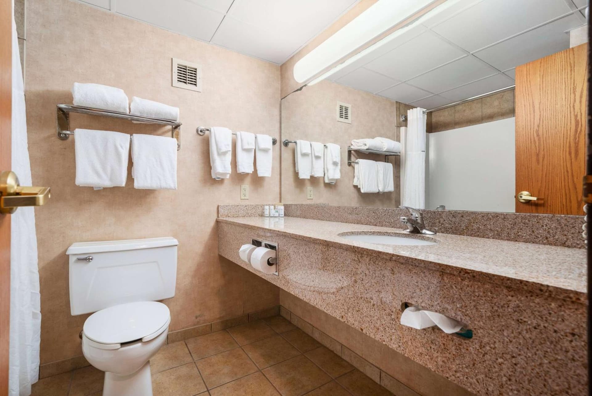 Ramada by Wyndham Sioux Falls Airport - Waterpark Resort & Event Center gallery photo in Sioux Falls, SD — image 46
