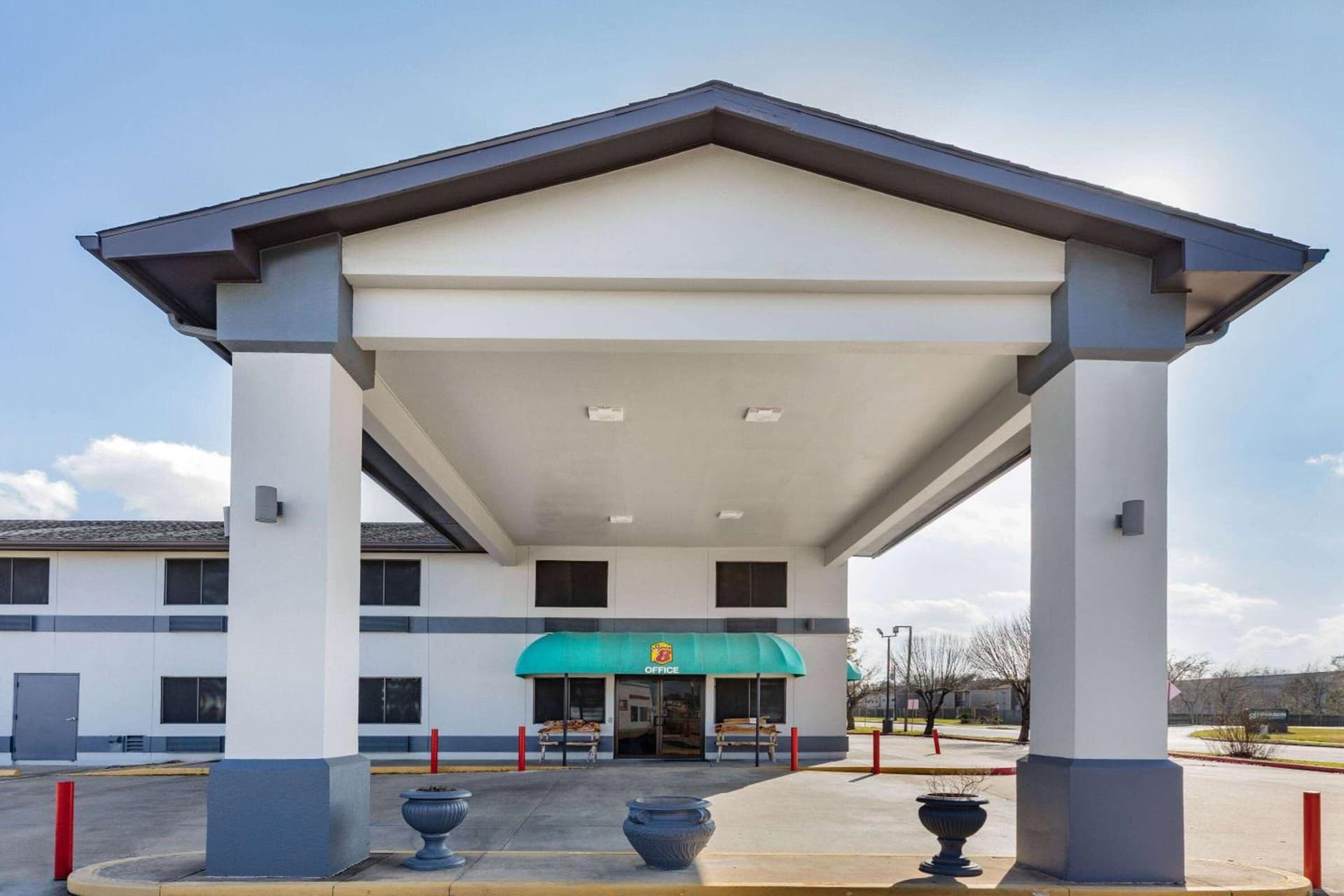 Super 8 by Wyndham League City Kemah Area interior in League City, TX — gallery photo 2