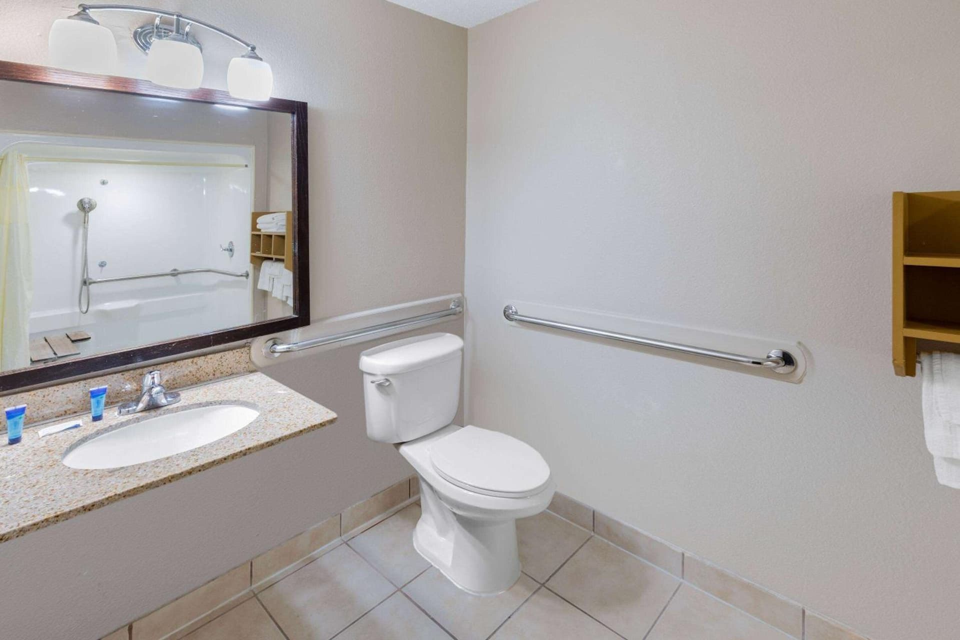 Super 8 by Wyndham League City Kemah Area gallery photo in League City, TX — image 10
