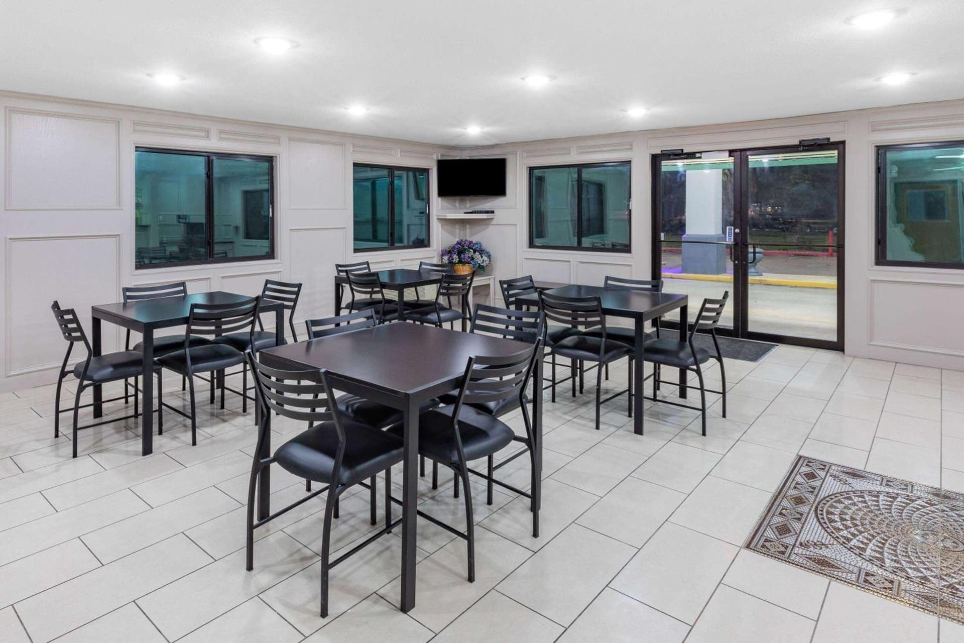 Super 8 by Wyndham League City Kemah Area property views in League City, TX — gallery photo 3