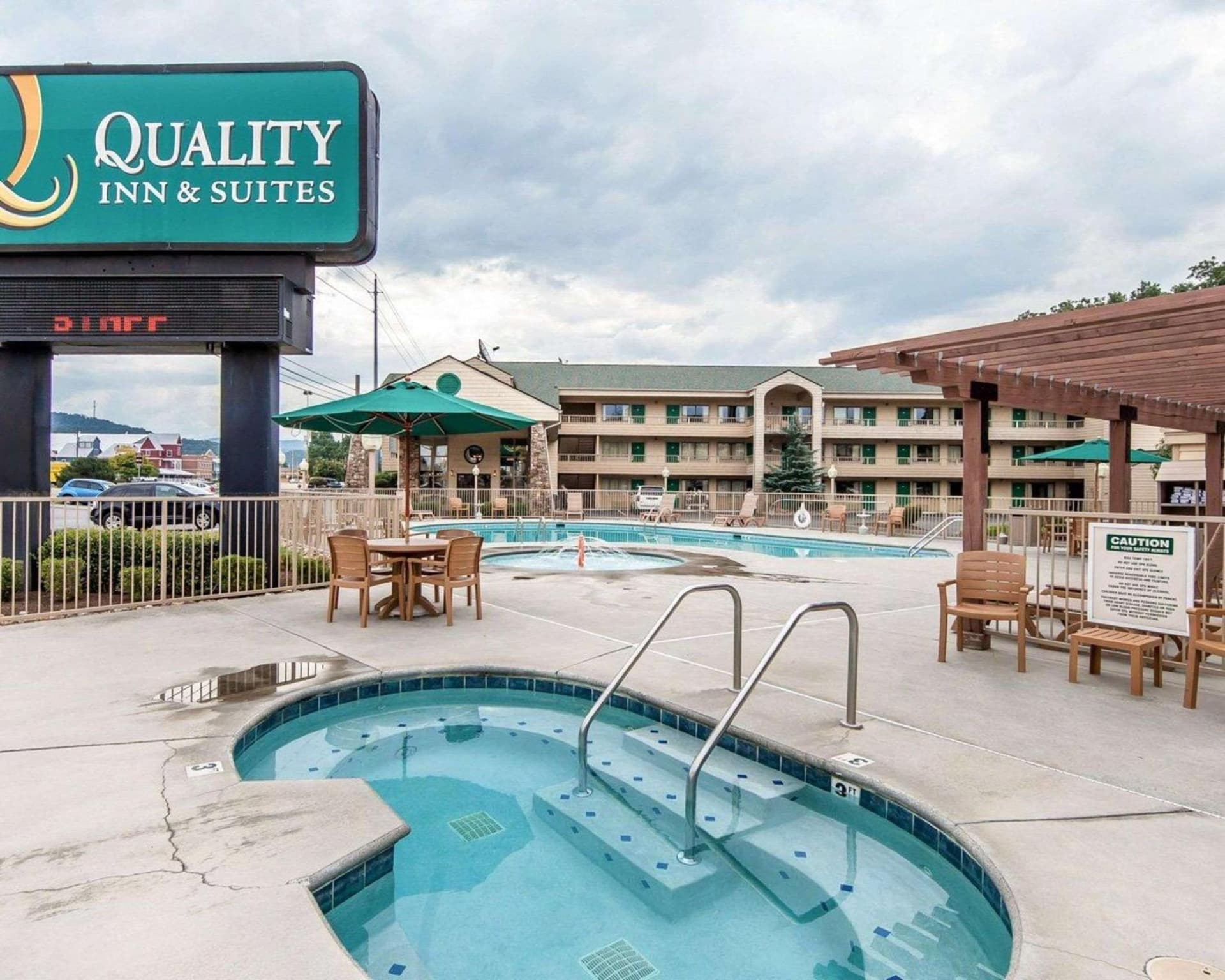 Quality Inn & Suites at Dollywood Lane property views in Pigeon Forge, TN — gallery photo 3