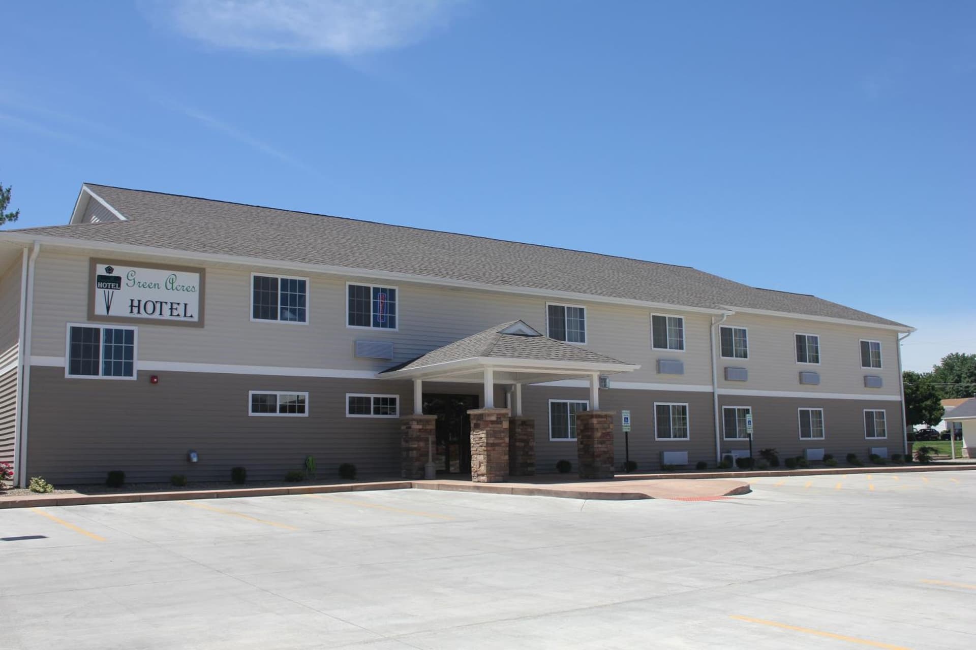 Green Acres Hotel featured exterior or lobby in Pittsfield, IL — similar hotel