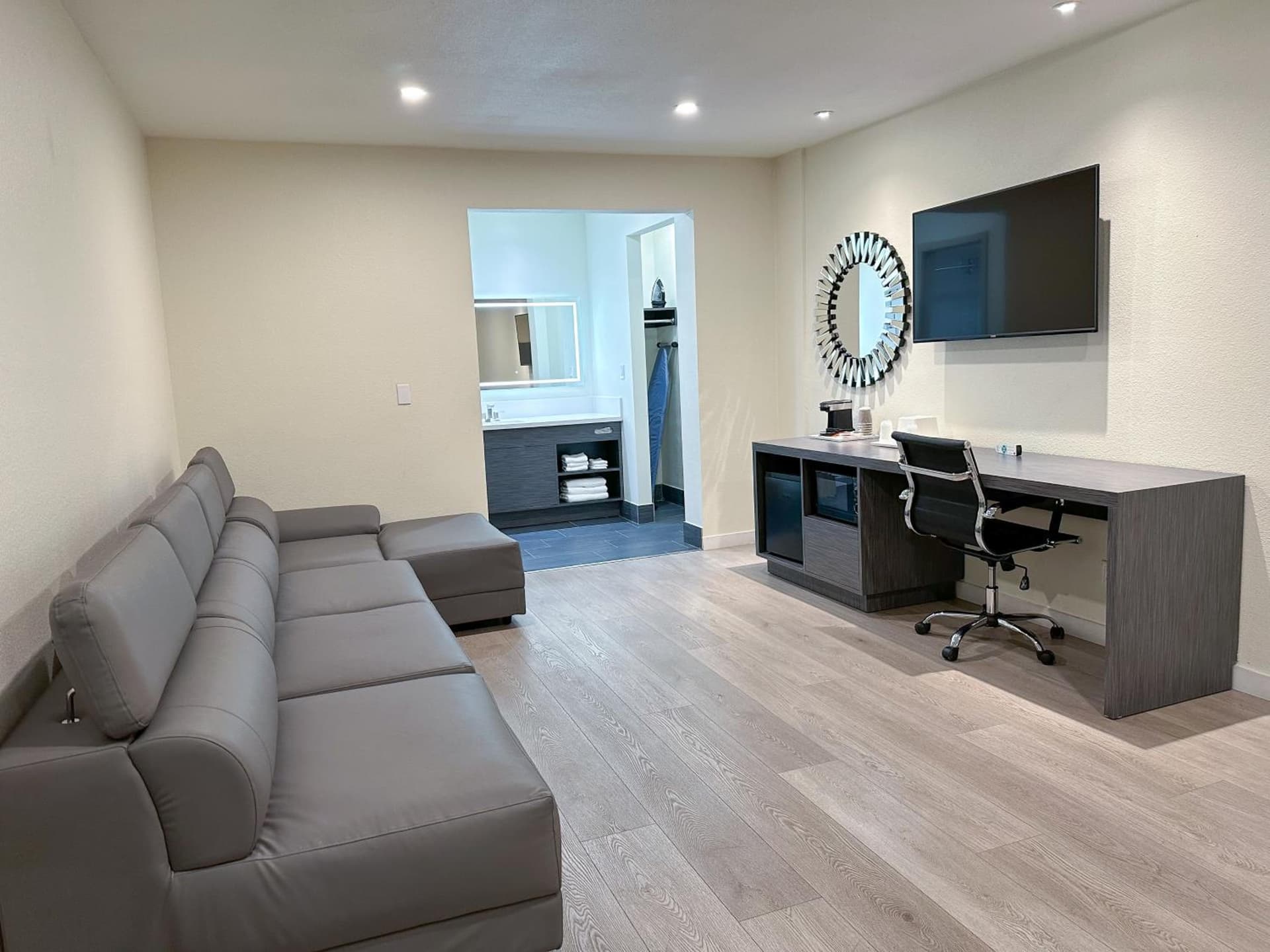 Ramada by Wyndham Anaheim Convention Center gallery photo in Anaheim, CA — image 55
