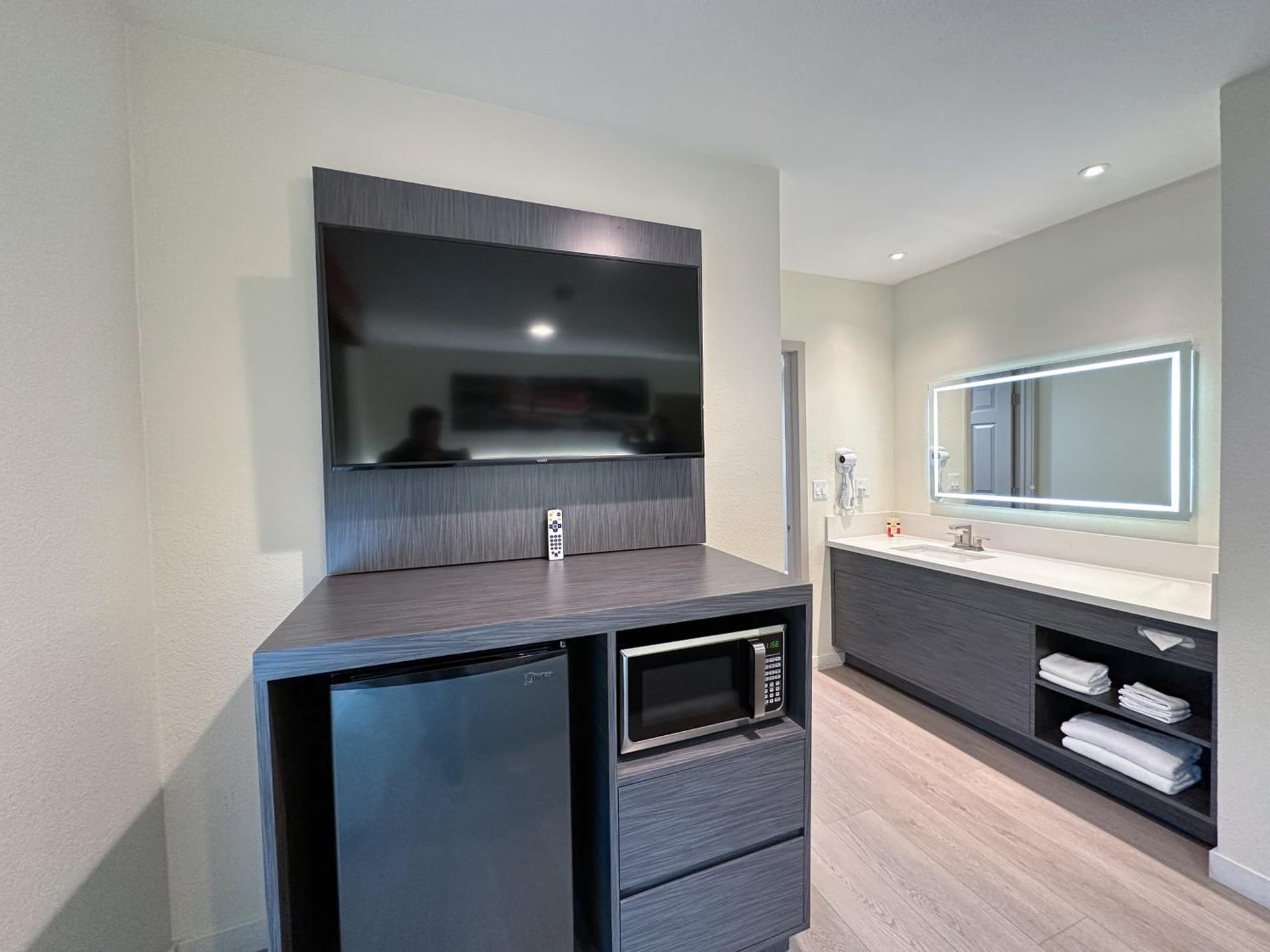 Ramada by Wyndham Anaheim Convention Center gallery photo in Anaheim, CA — image 50