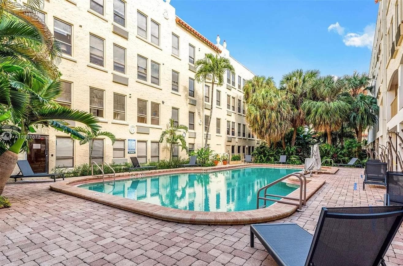 Renovated studio in the heart of Palm Beach - free parking, security box property views in Palm Beach, FL — gallery photo 3