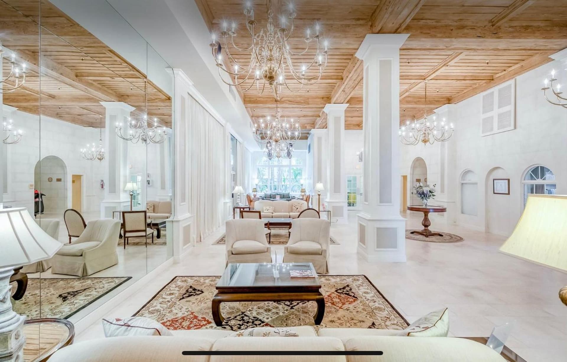 Renovated studio in the heart of Palm Beach - free parking, security box interior in Palm Beach, FL — gallery photo 2
