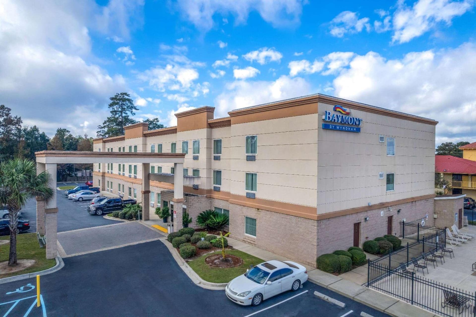 Baymont by Wyndham Savannah I-95 interior in Savannah, GA — gallery photo 2