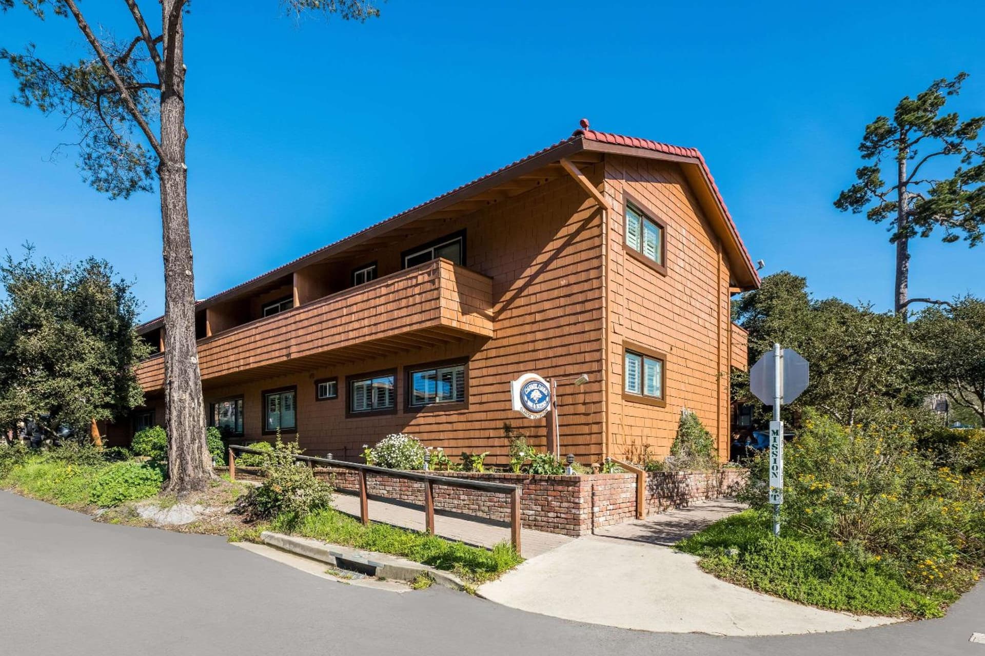 Clarion Collection Carmel Oaks Inn featured exterior or lobby in Carmel, CA — similar hotel