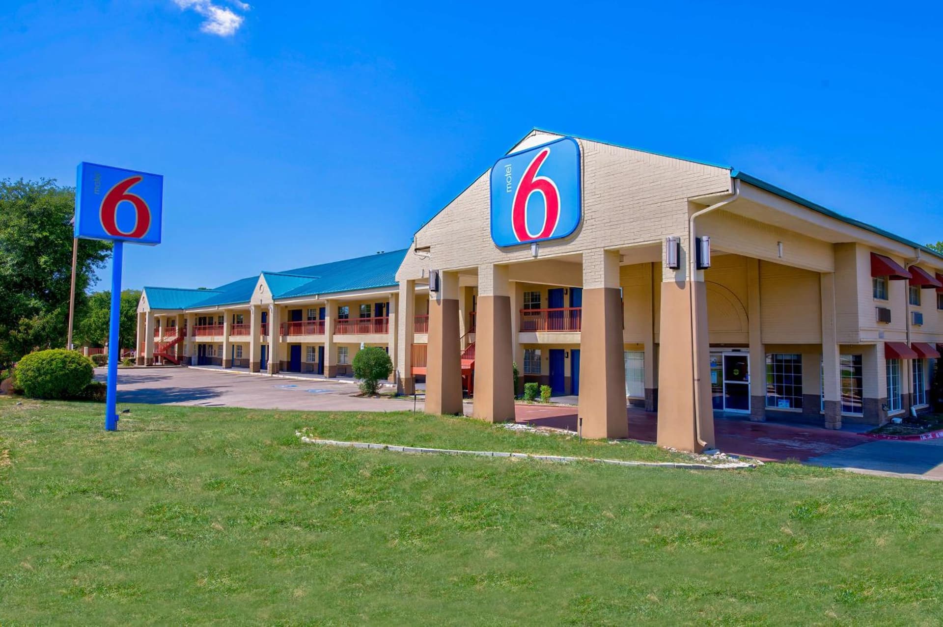 Motel 6-Arlington, TX property views in Arlington, TX — gallery photo 3