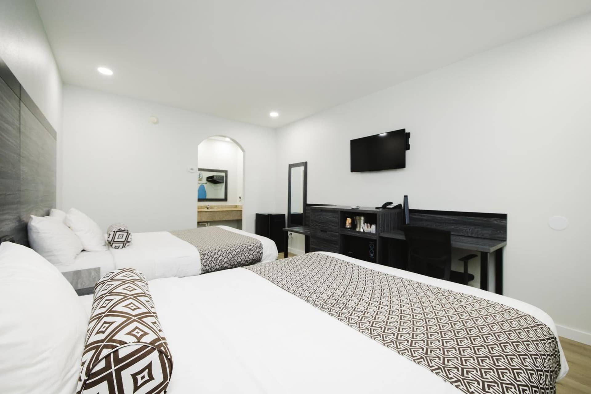 Sapphire Inn & Suites interior in Deer Park, TX — gallery photo 2